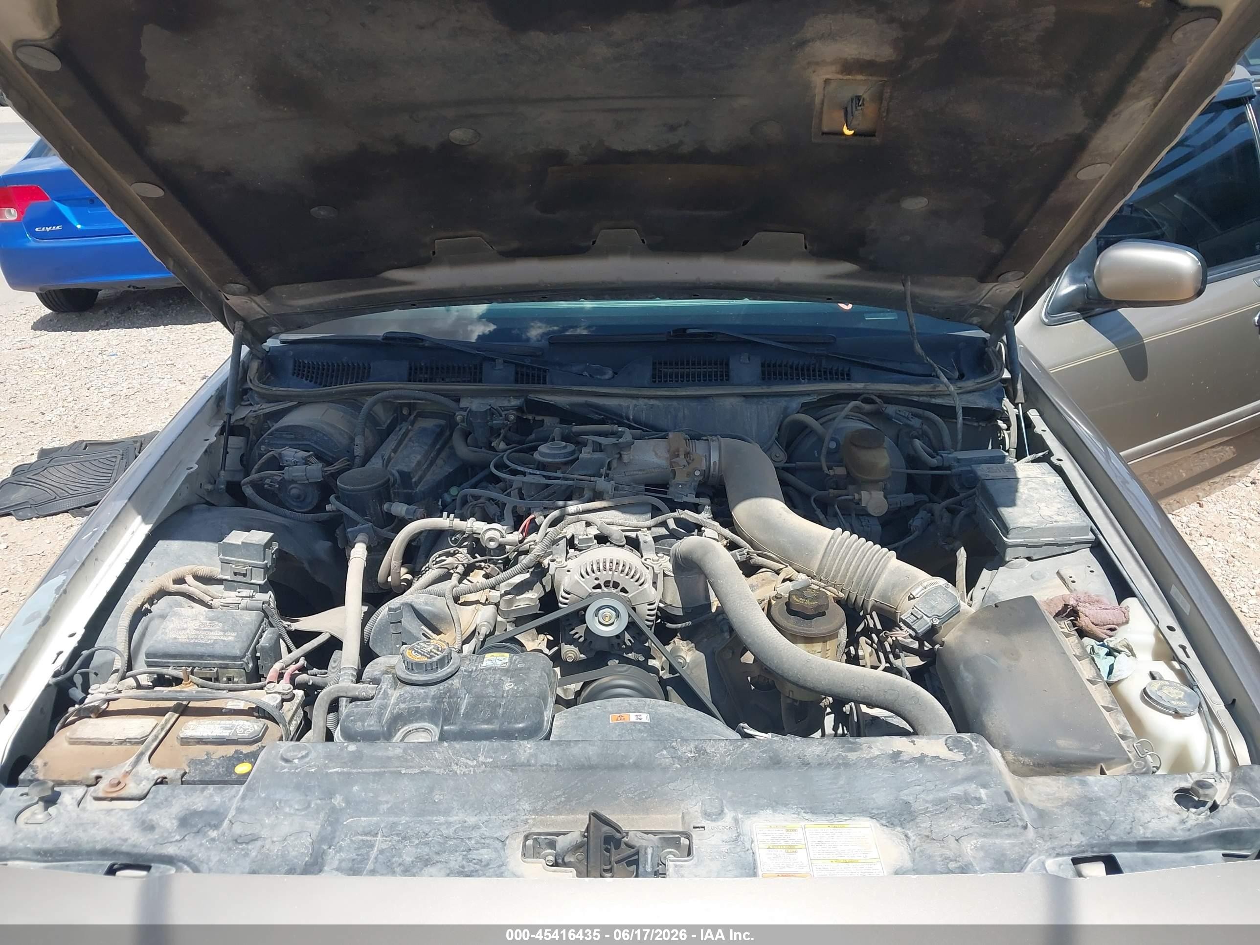 2001 Ford Crown Victoria Lx Pewter vin: 2FAFP74W61X115238