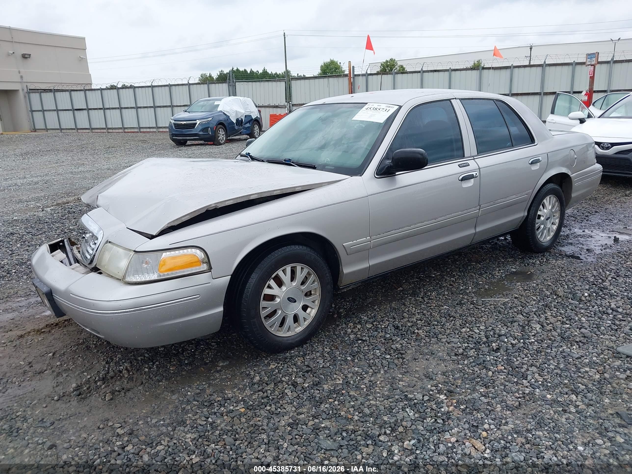 2004 Ford Crown Victoria Lx Silver vin: 2FAFP74W64X110402