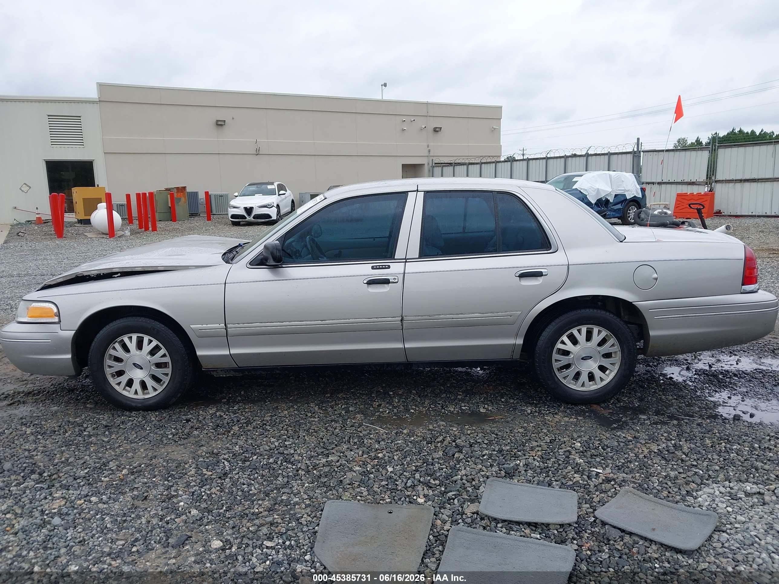 2004 Ford Crown Victoria Lx Silver vin: 2FAFP74W64X110402