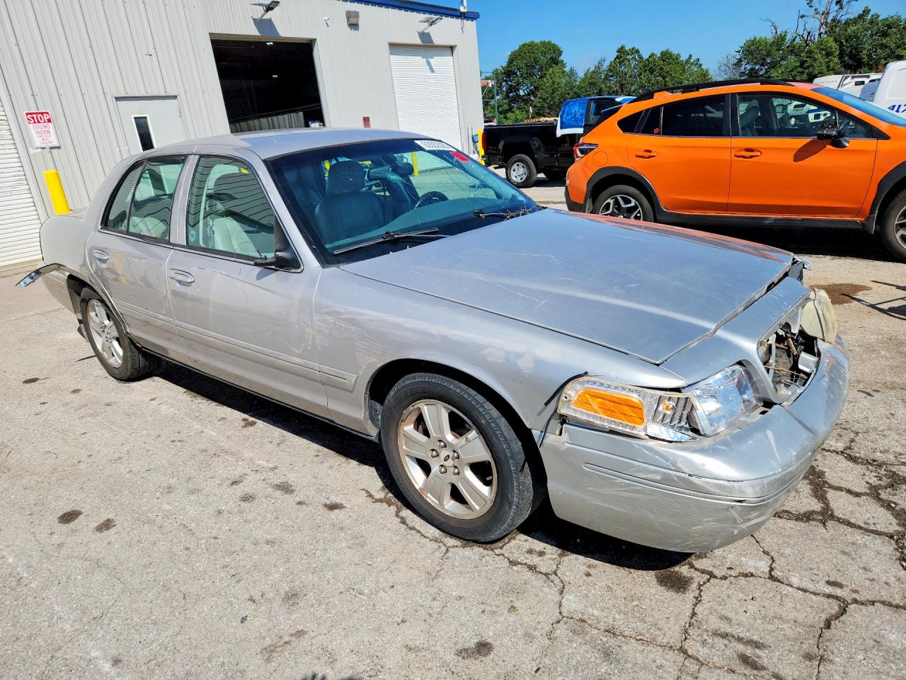2004 Ford Crown Victoria Lx Silver vin: 2FAFP74W64X112926