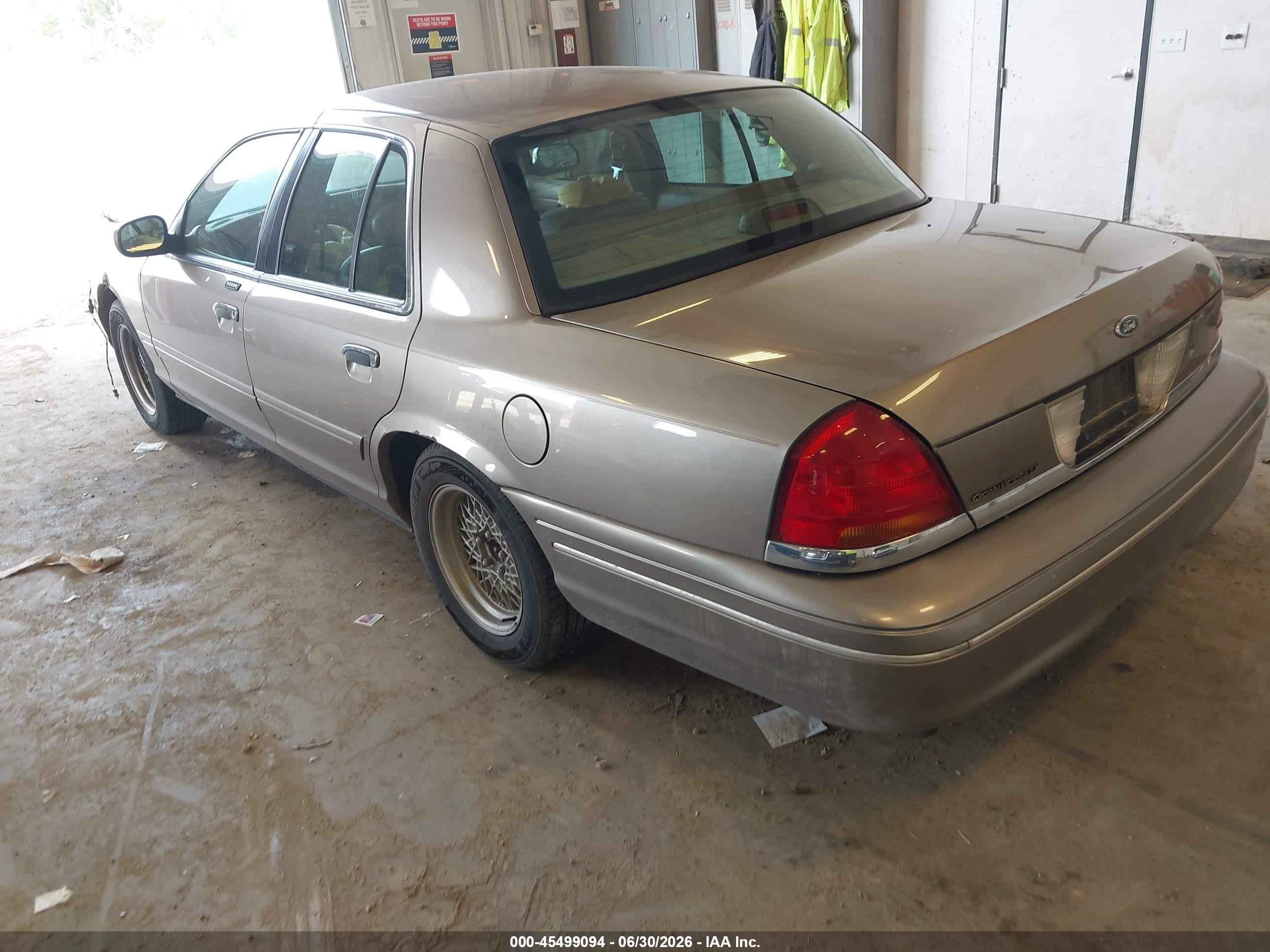 2002 Ford Crown Victoria Lx Желто-коричневый vin: 2FAFP74W72X110633