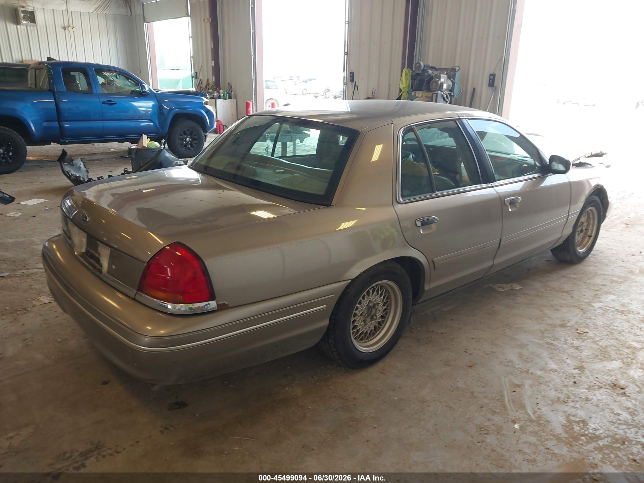2002 Ford Crown Victoria Lx Желто-коричневый vin: 2FAFP74W72X110633