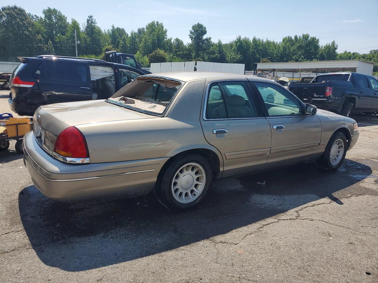 2002 Ford Crown Victoria Lx Beige vin: 2FAFP74W72X131286