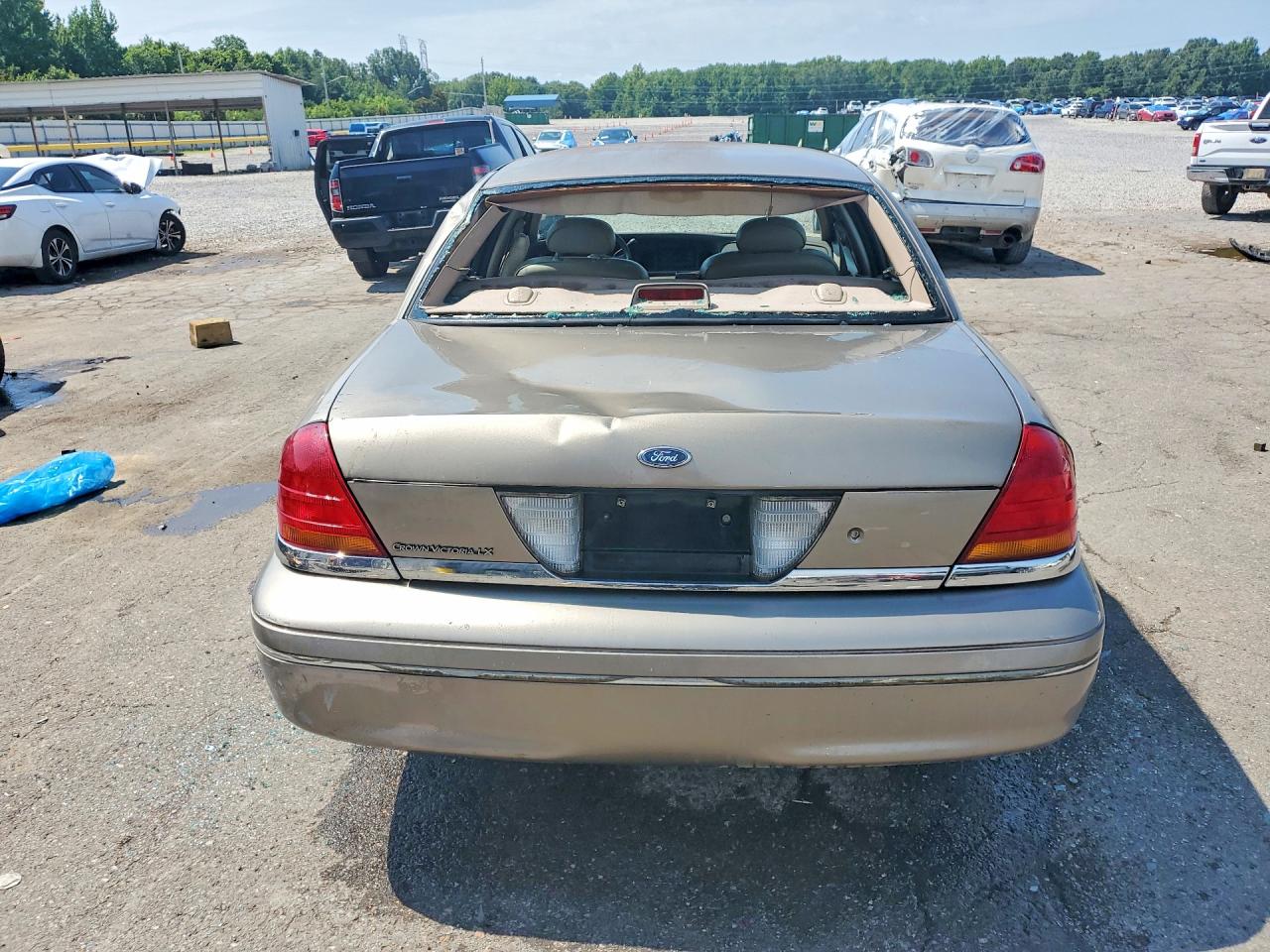 2002 Ford Crown Victoria Lx Beige vin: 2FAFP74W72X131286