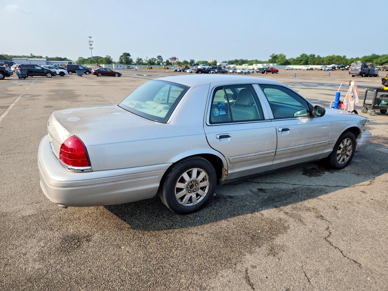 2006 Ford Crown Victoria Lx Серебряный vin: 2FAFP74W76X129379