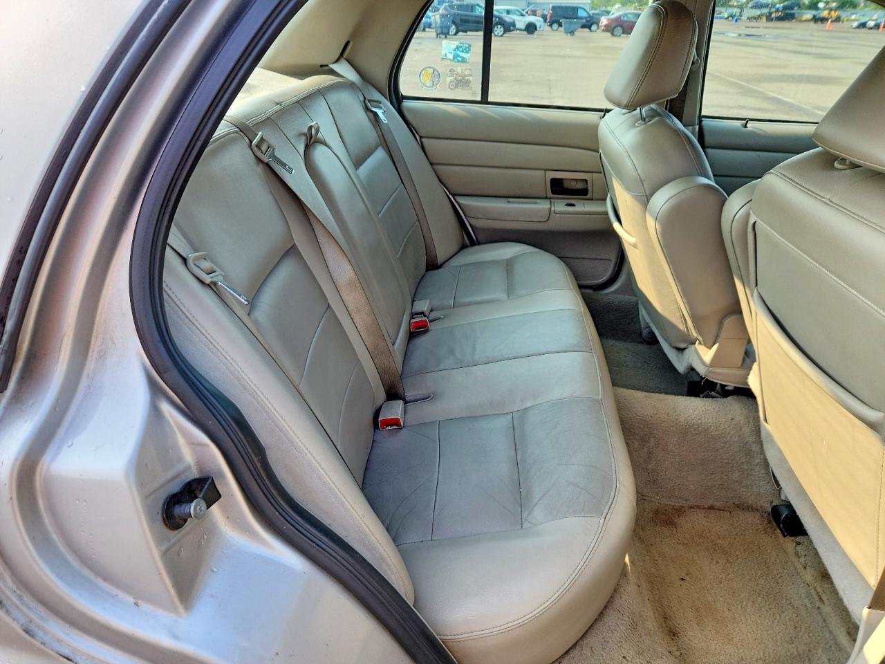 2006 Ford Crown Victoria Lx Серебряный vin: 2FAFP74W76X129379