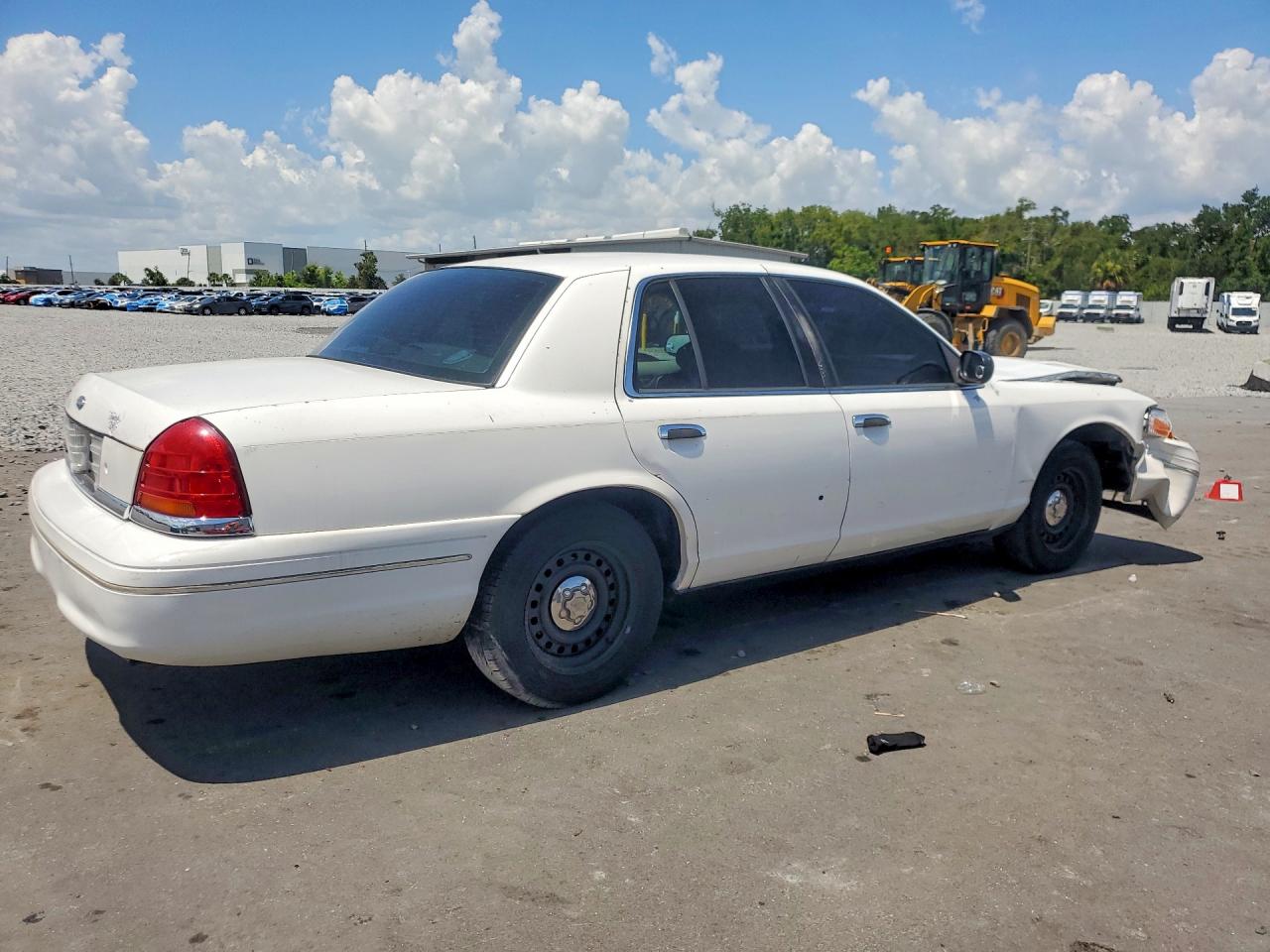 2001 Ford Crown Victoria Lx White vin: 2FAFP74W81X110641