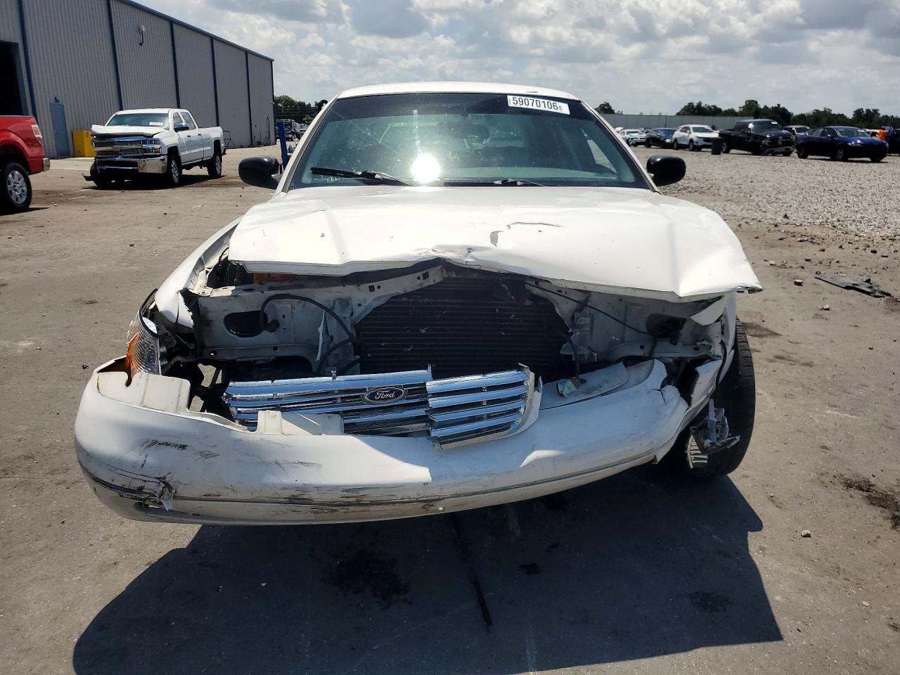 2001 Ford Crown Victoria Lx White vin: 2FAFP74W81X110641