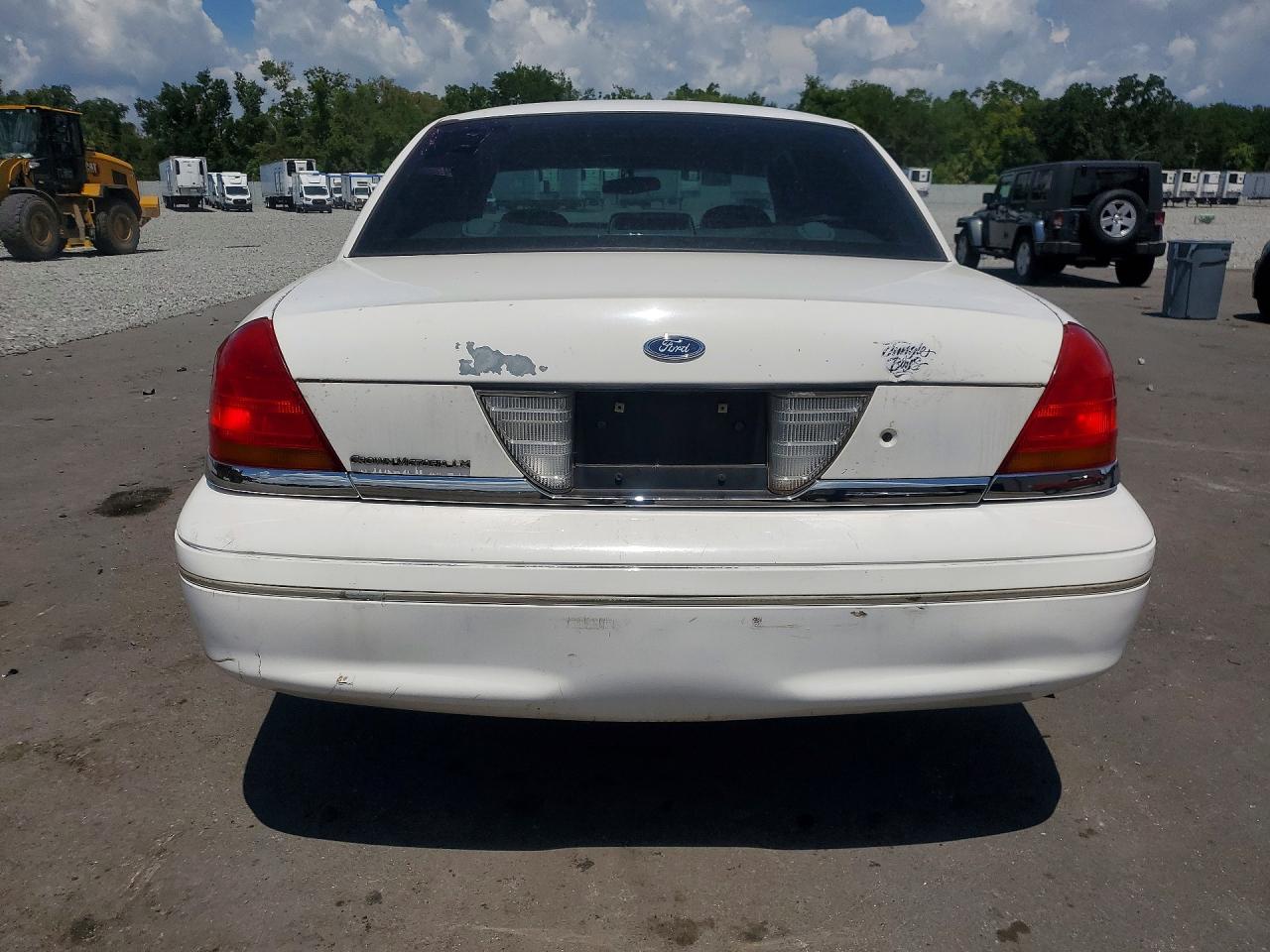 2001 Ford Crown Victoria Lx White vin: 2FAFP74W81X110641