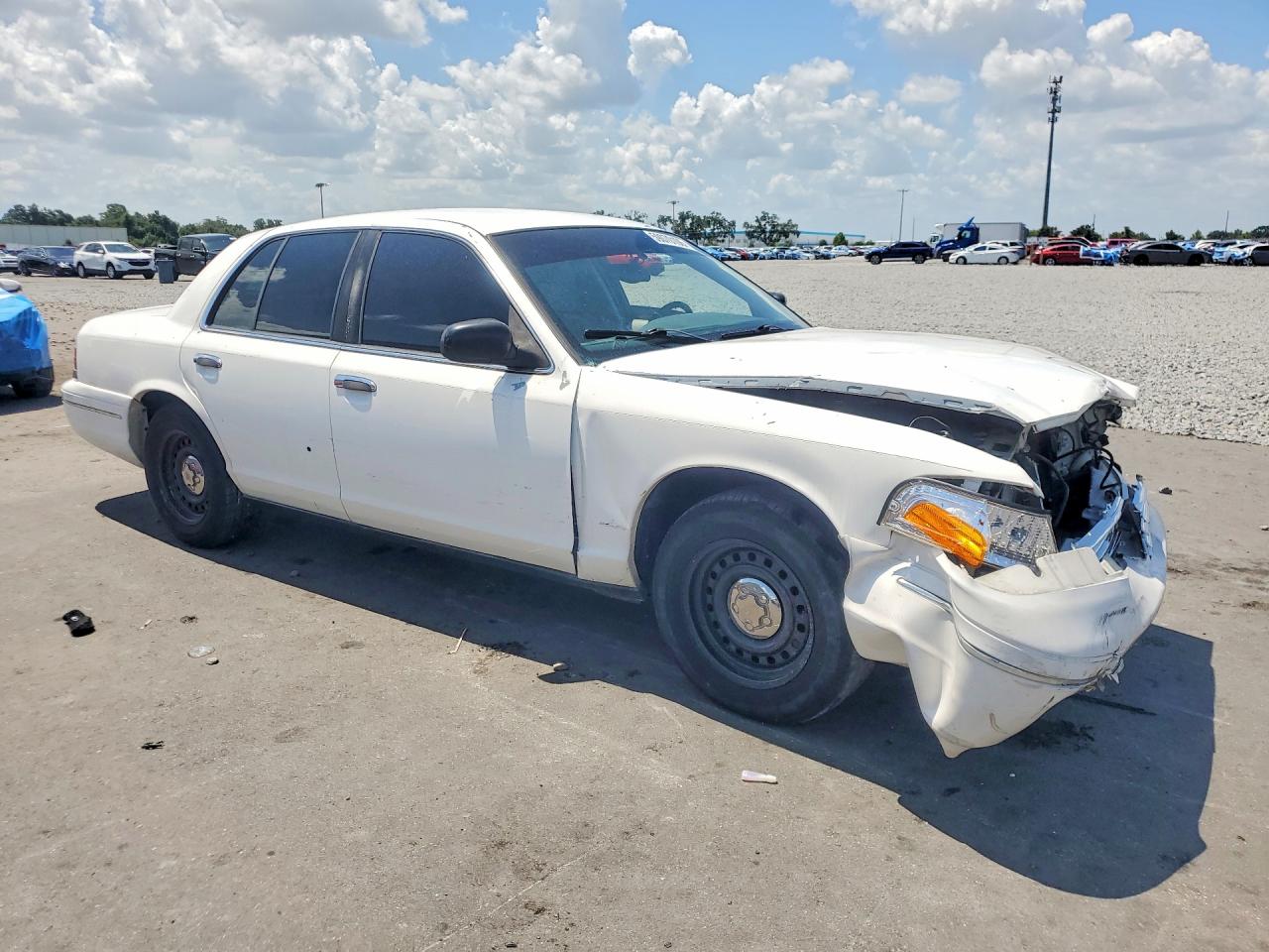 2001 Ford Crown Victoria Lx White vin: 2FAFP74W81X110641