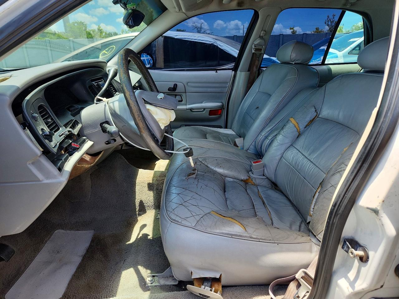 2001 Ford Crown Victoria Lx White vin: 2FAFP74W81X110641