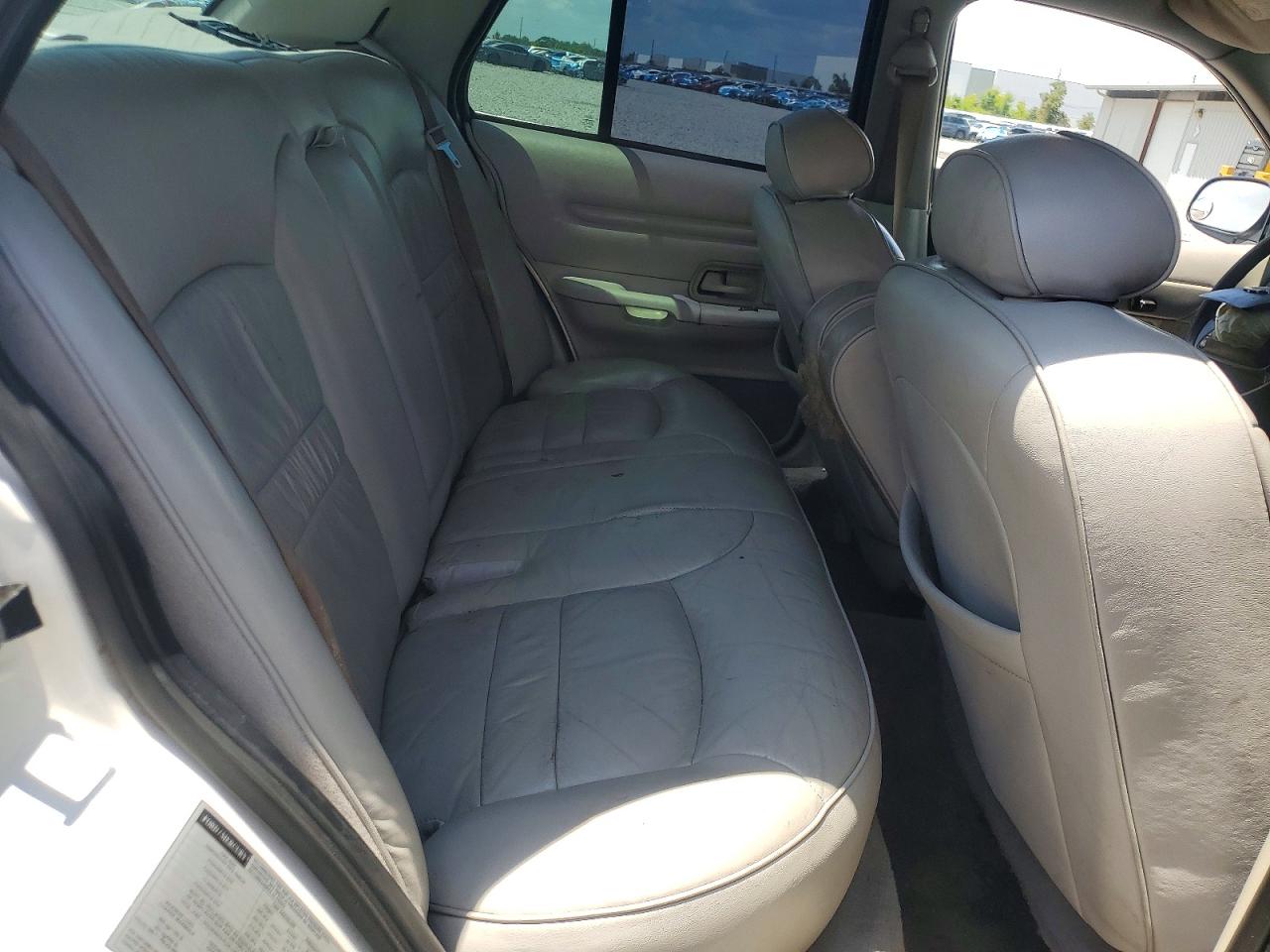 2001 Ford Crown Victoria Lx White vin: 2FAFP74W81X110641
