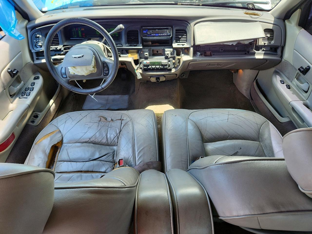 2001 Ford Crown Victoria Lx White vin: 2FAFP74W81X110641