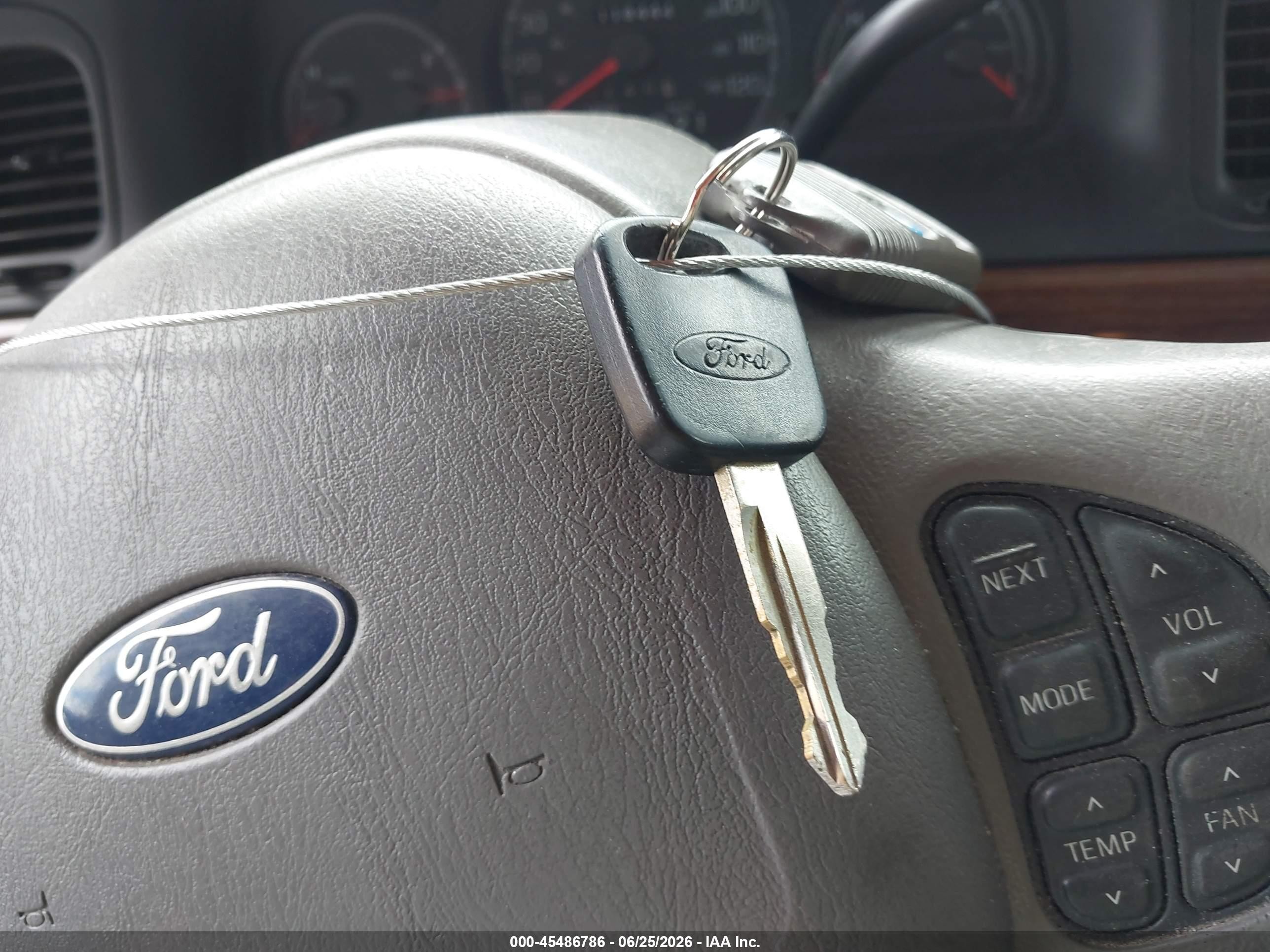 2002 Ford Crown Victoria Lx Blue vin: 2FAFP74W82X159906