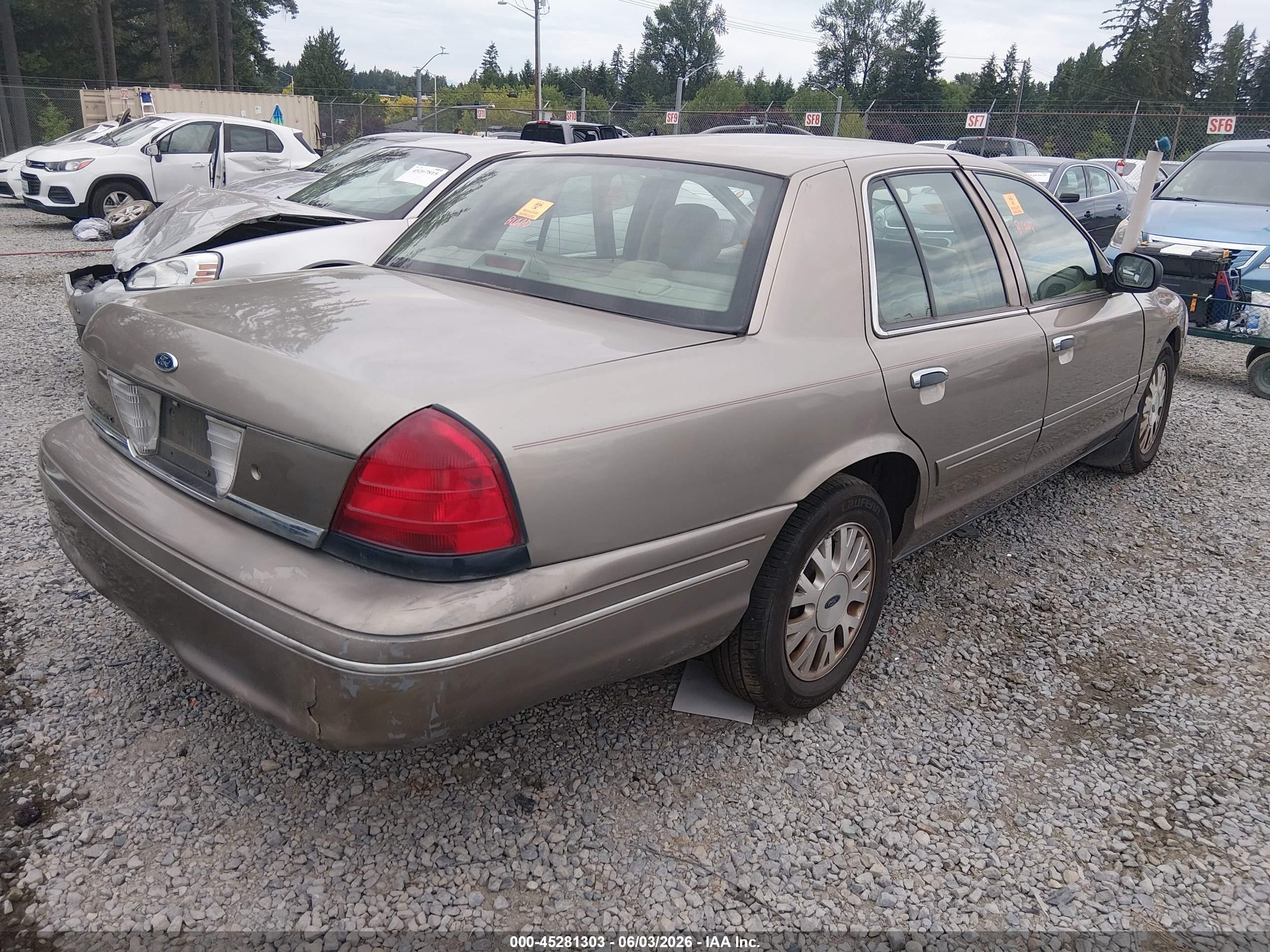 2004 Ford Crown Victoria Lx Золотой vin: 2FAFP74W84X157933