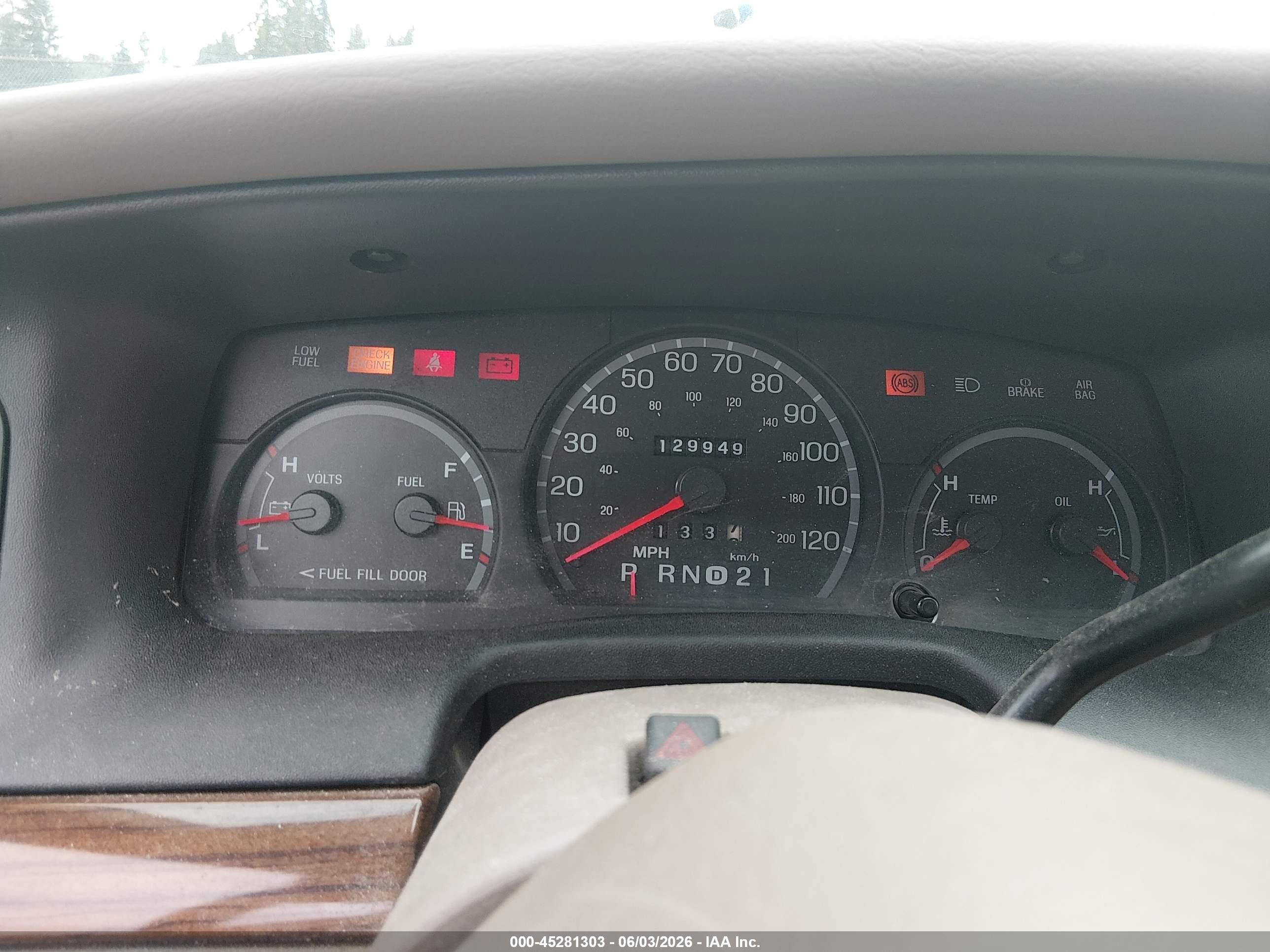 2004 Ford Crown Victoria Lx Золотой vin: 2FAFP74W84X157933