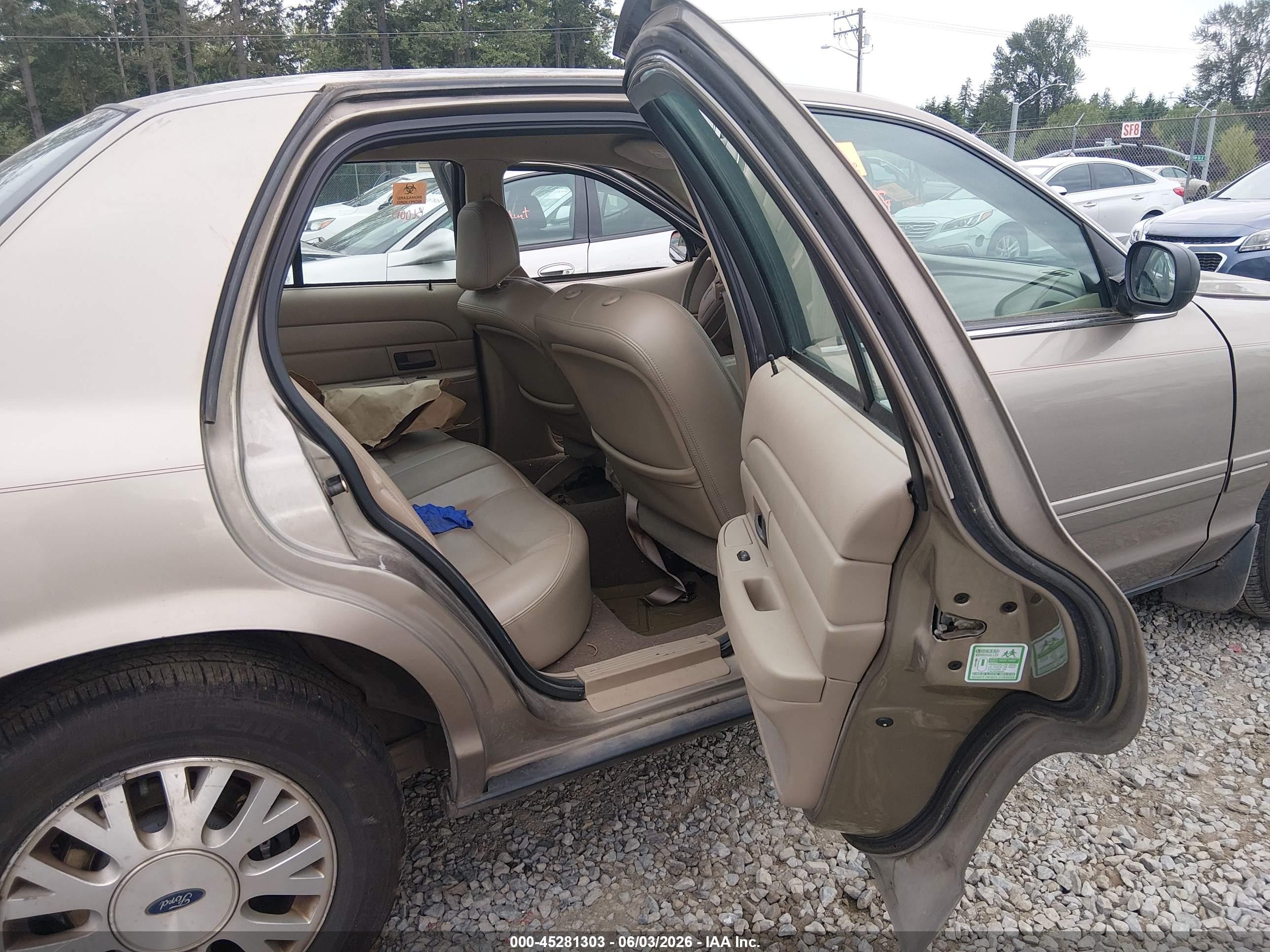2004 Ford Crown Victoria Lx Золотой vin: 2FAFP74W84X157933