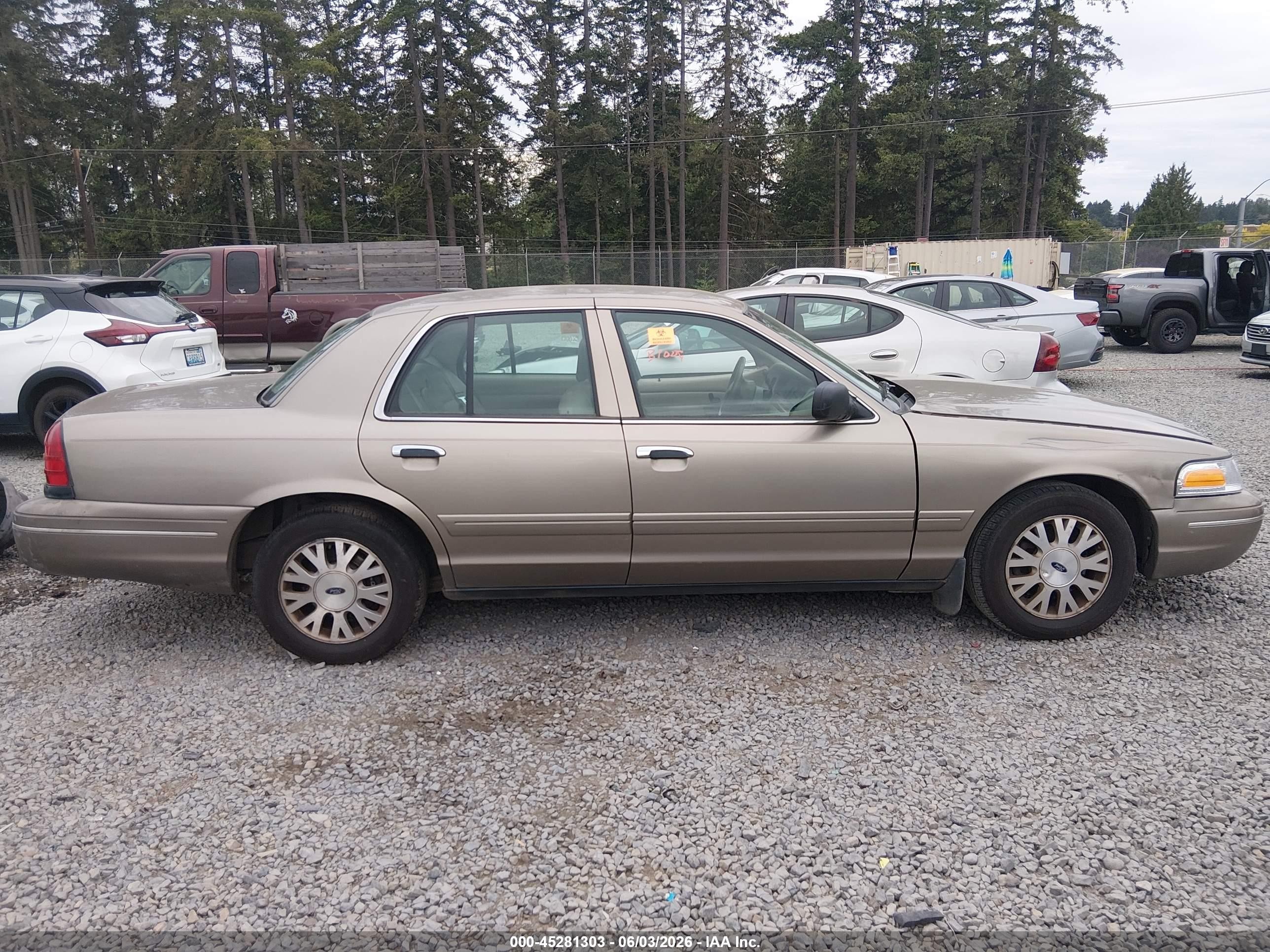 2004 Ford Crown Victoria Lx Золотой vin: 2FAFP74W84X157933