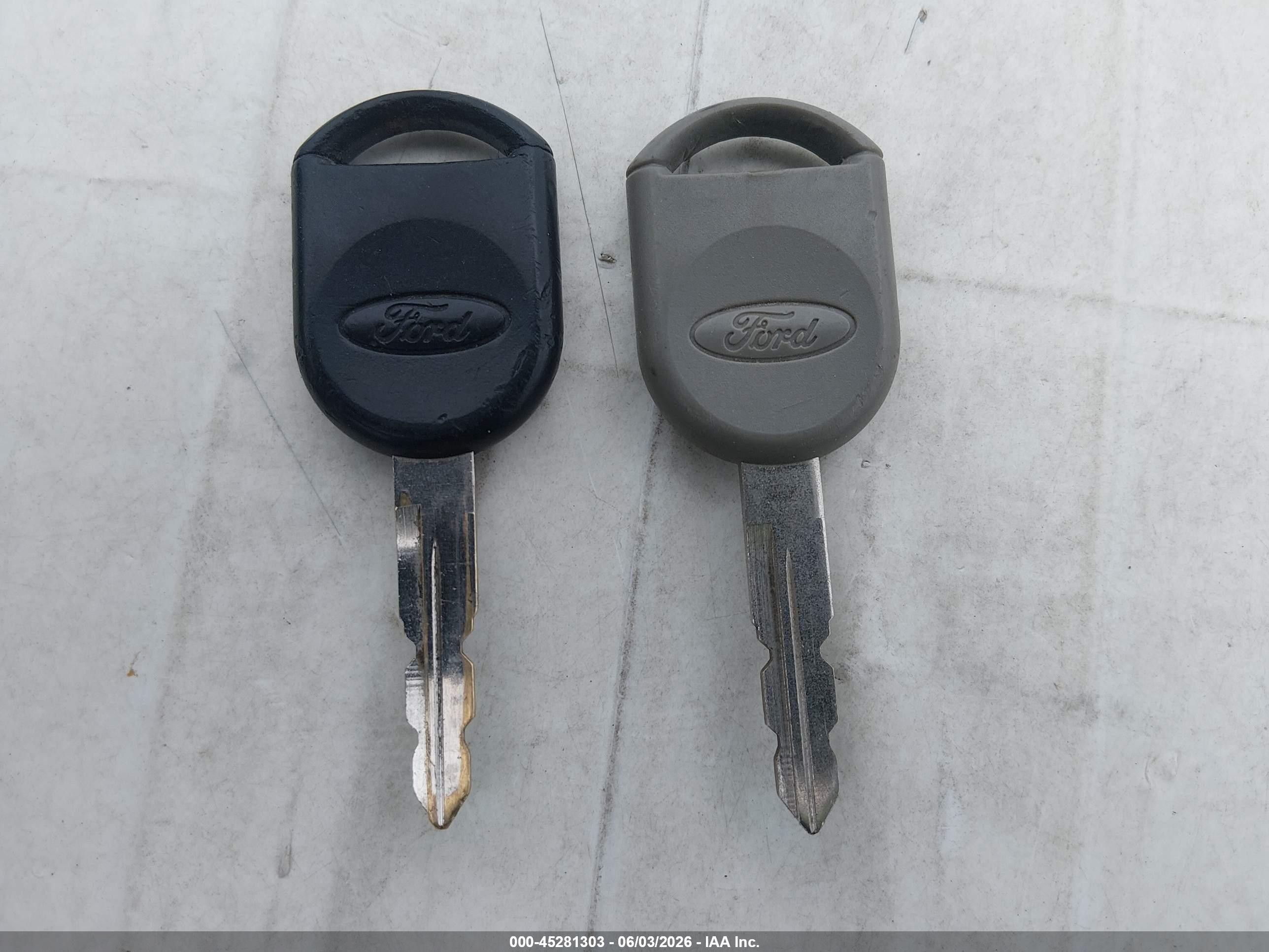 2004 Ford Crown Victoria Lx Золотой vin: 2FAFP74W84X157933