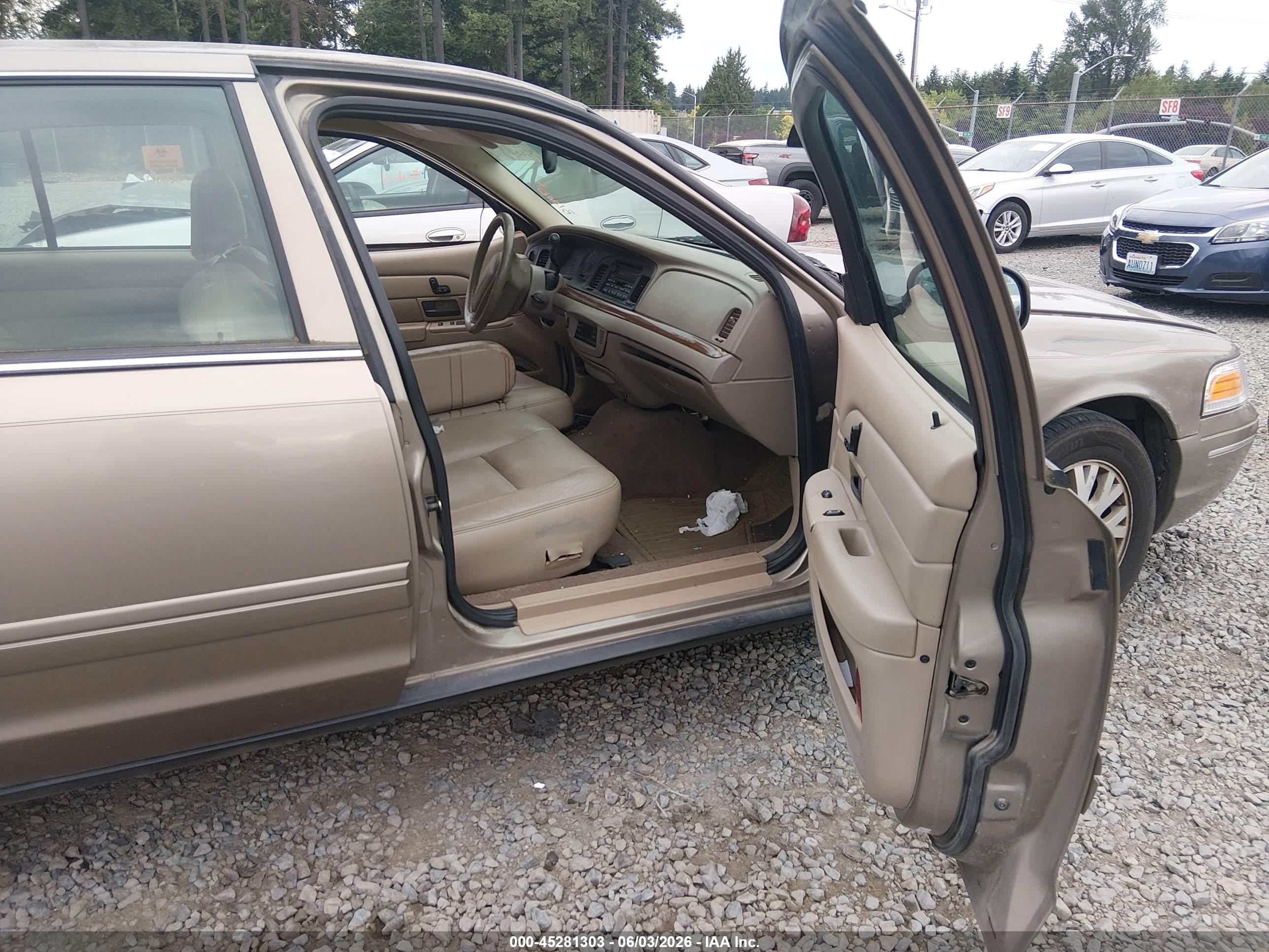 2004 Ford Crown Victoria Lx Золотой vin: 2FAFP74W84X157933