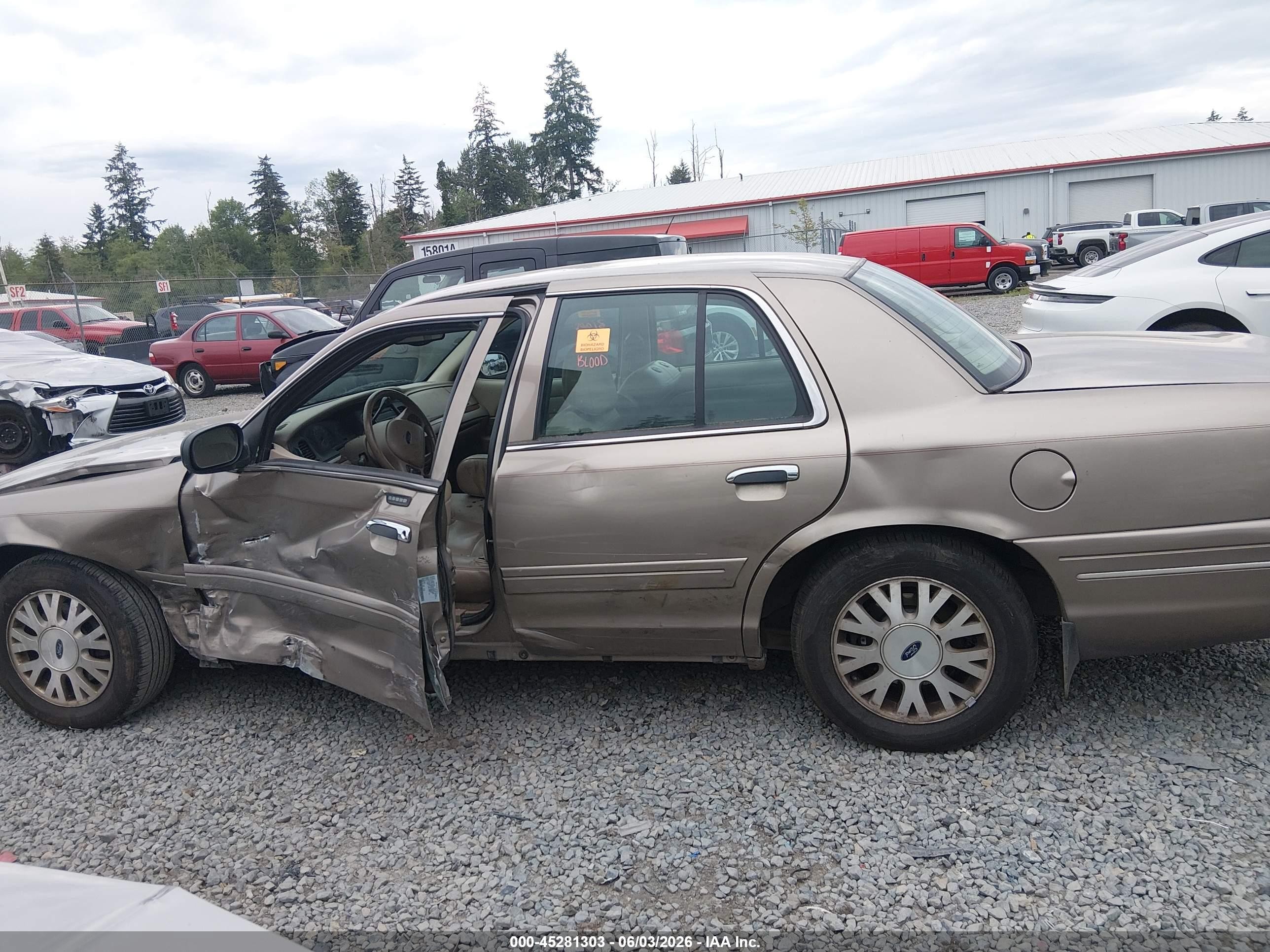 2004 Ford Crown Victoria Lx Золотой vin: 2FAFP74W84X157933