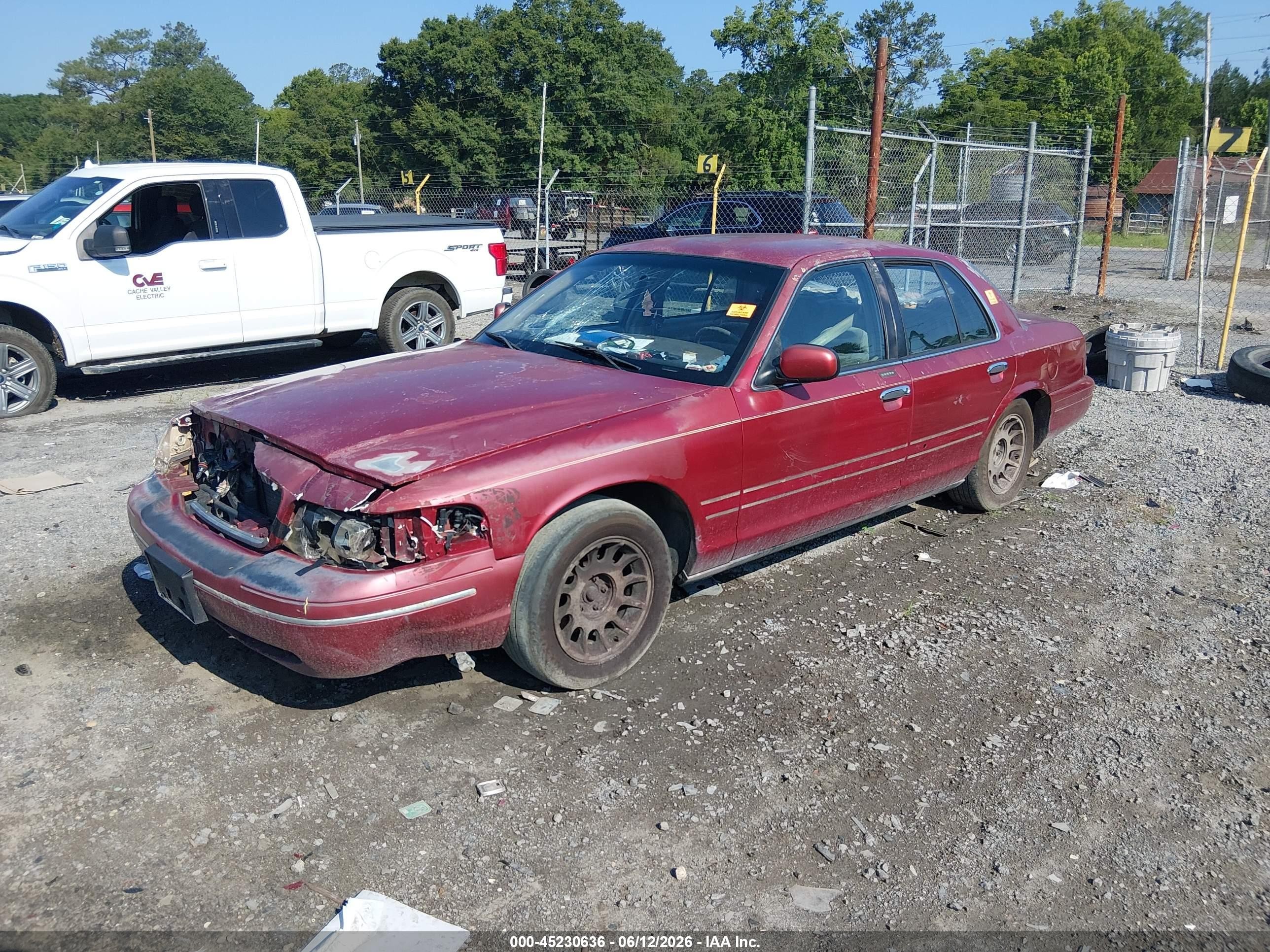 1999 Ford Crown Victoria Lx Red vin: 2FAFP74W8XX241402