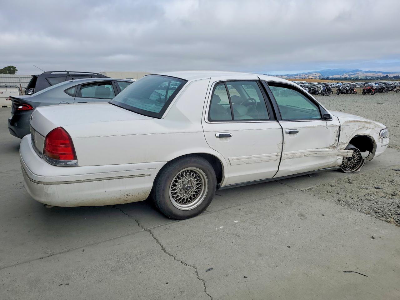 2000 Ford Crown Victoria Lx White vin: 2FAFP74W8YX154746