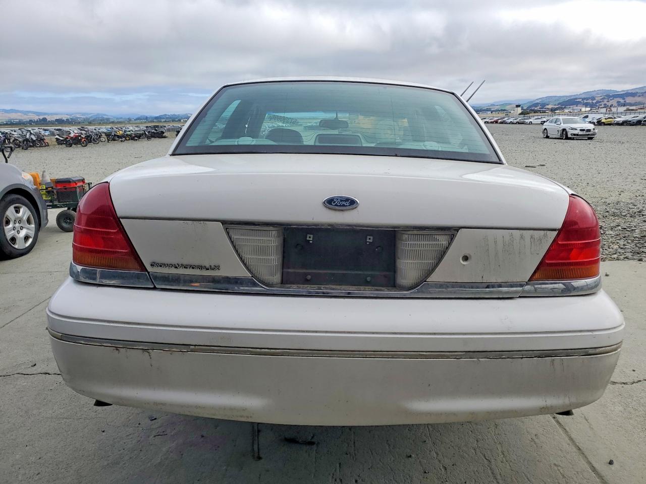 2000 Ford Crown Victoria Lx White vin: 2FAFP74W8YX154746