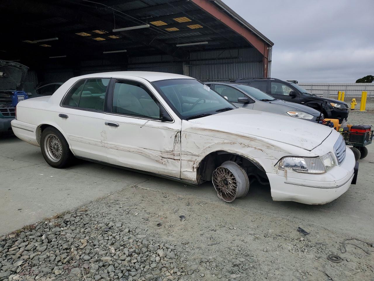 2000 Ford Crown Victoria Lx White vin: 2FAFP74W8YX154746