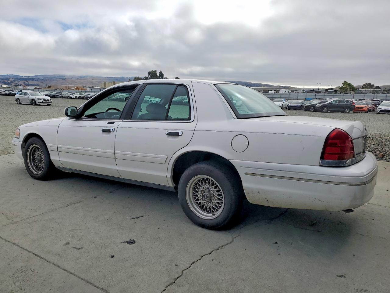 2000 Ford Crown Victoria Lx White vin: 2FAFP74W8YX154746