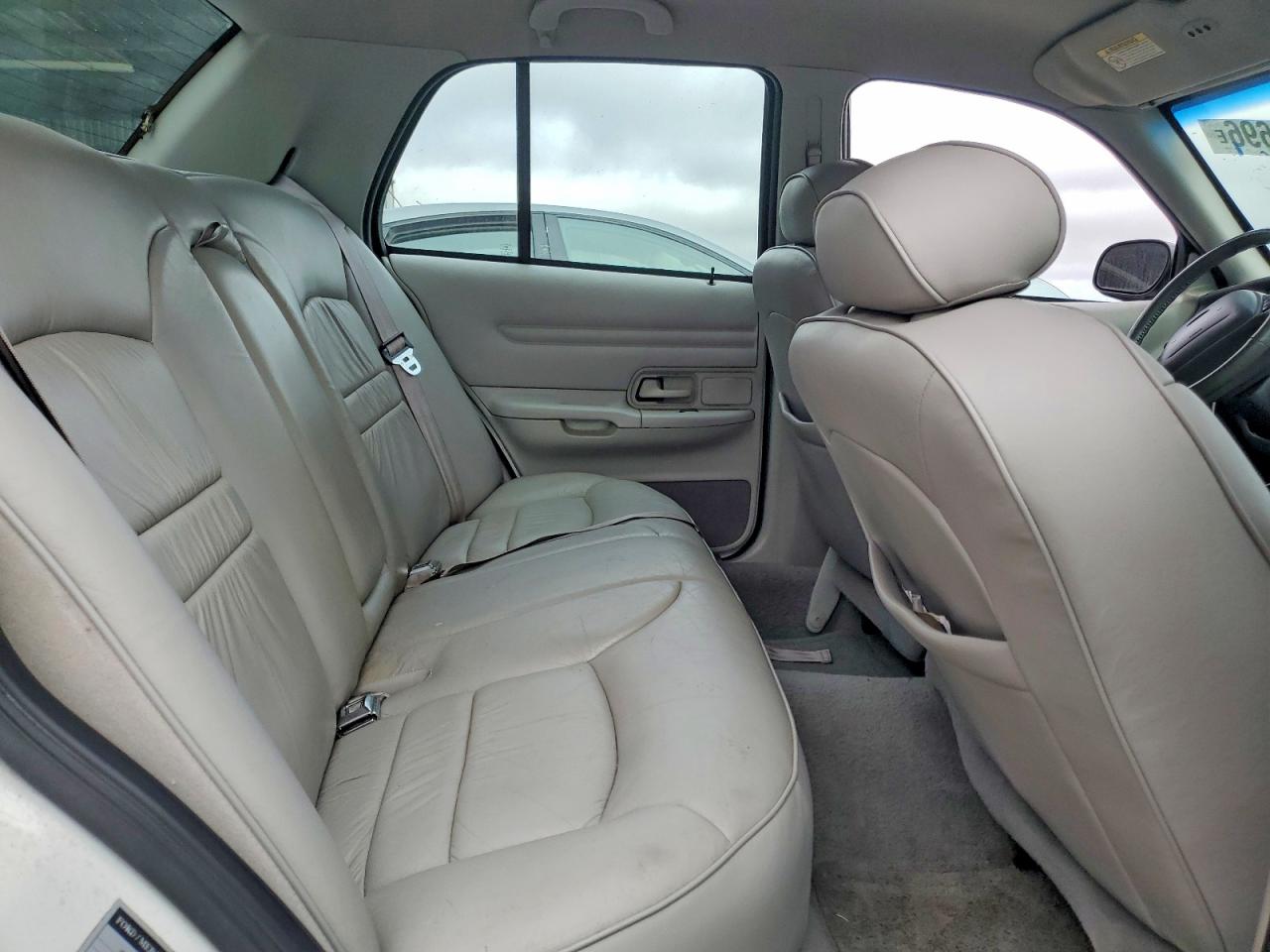 2000 Ford Crown Victoria Lx White vin: 2FAFP74W8YX154746