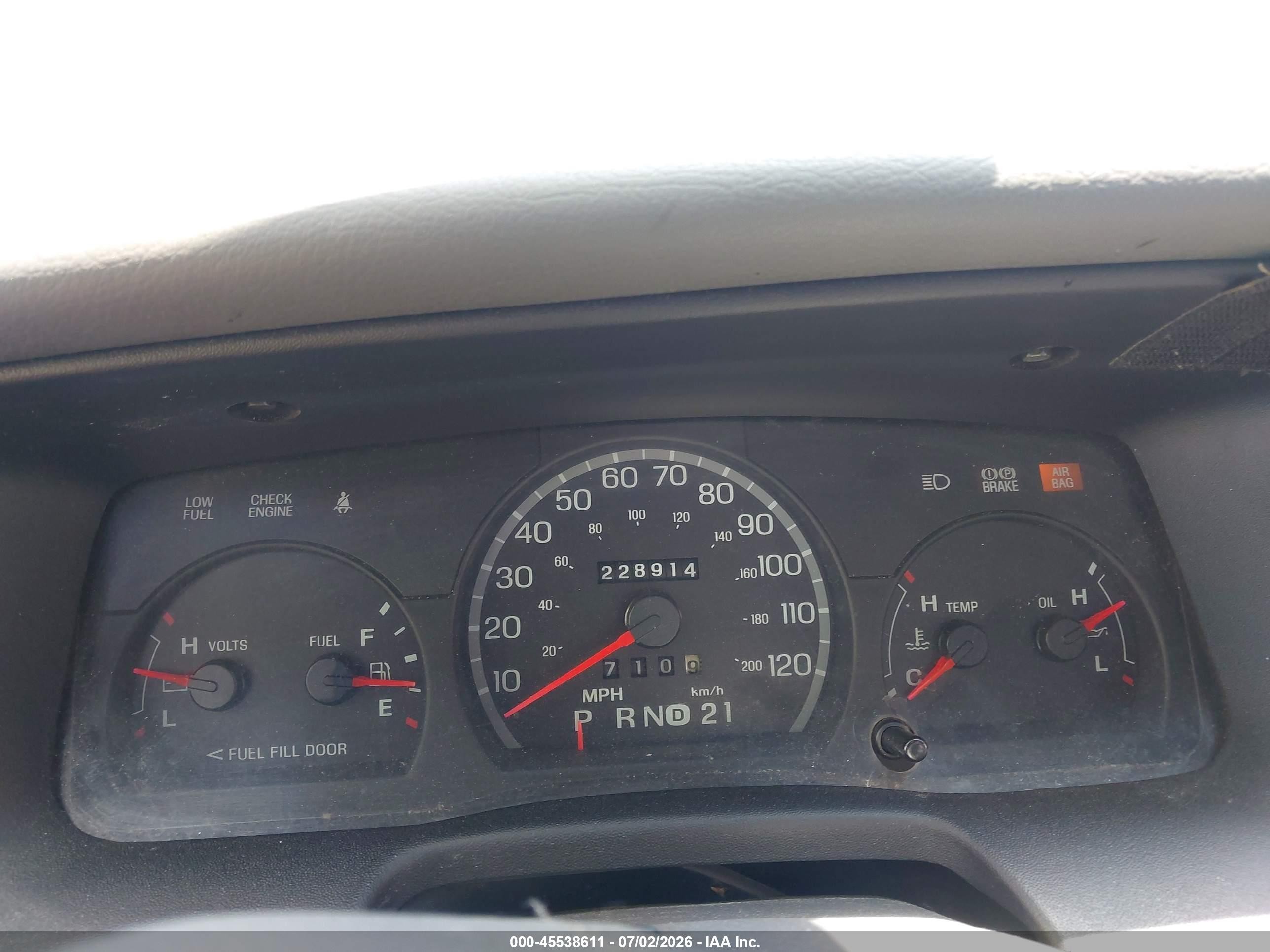 2005 Ford Crown Victoria Light Blue vin: 2FAFP74W95X152807
