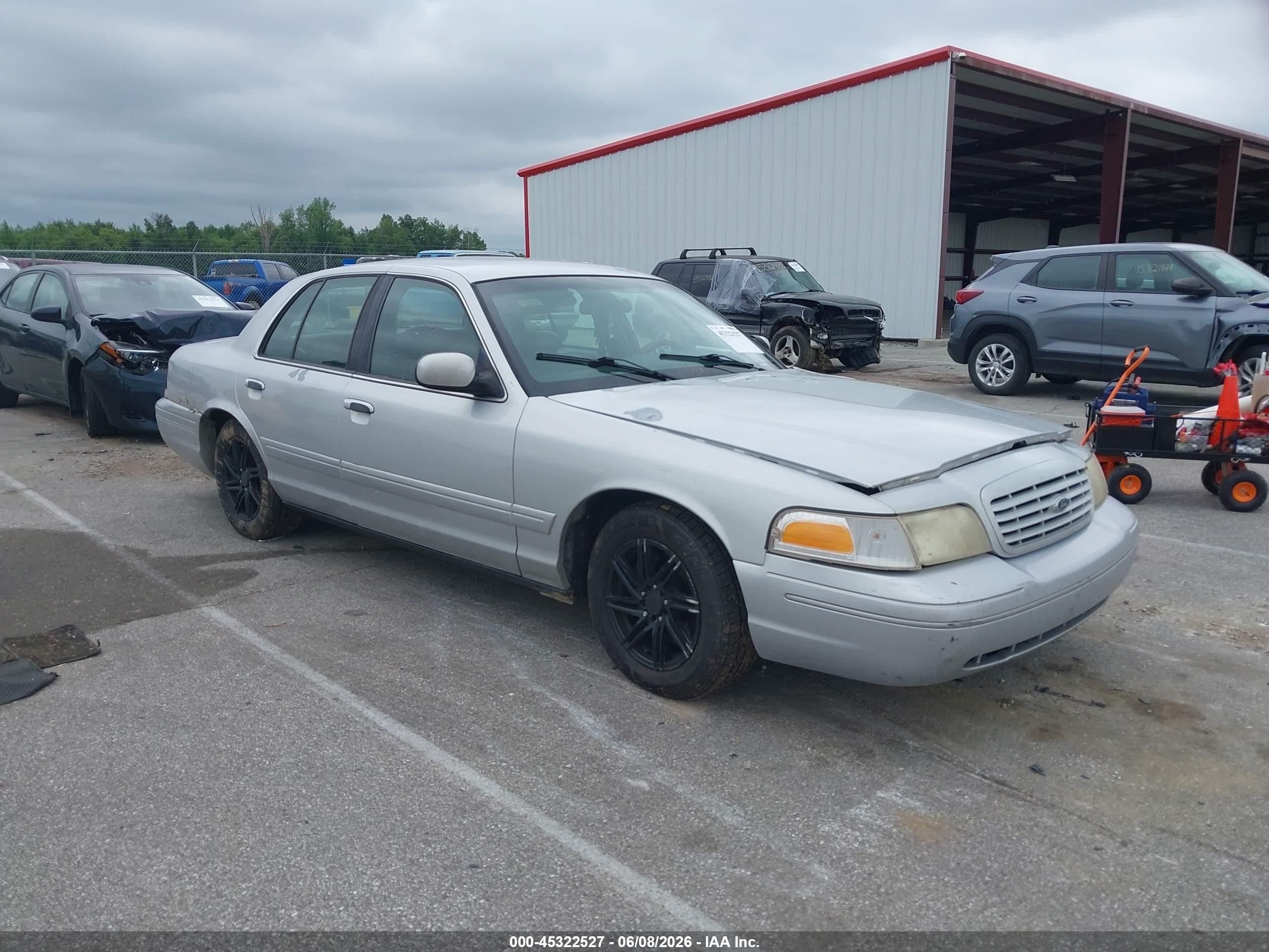 2002 Ford Crown Victoria Lx Серебряный vin: 2FAFP74WX2X112456