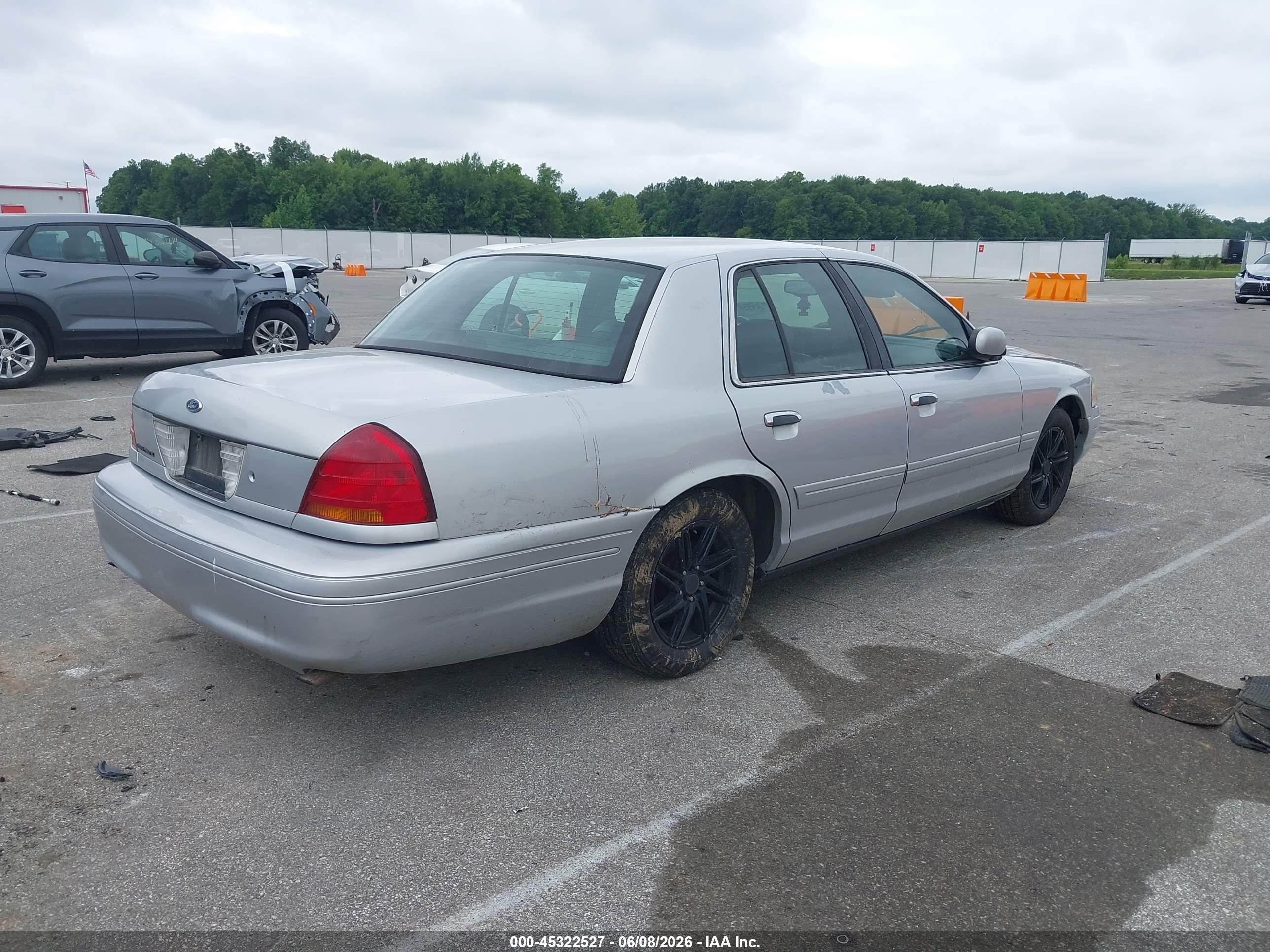 2002 Ford Crown Victoria Lx Silver vin: 2FAFP74WX2X112456