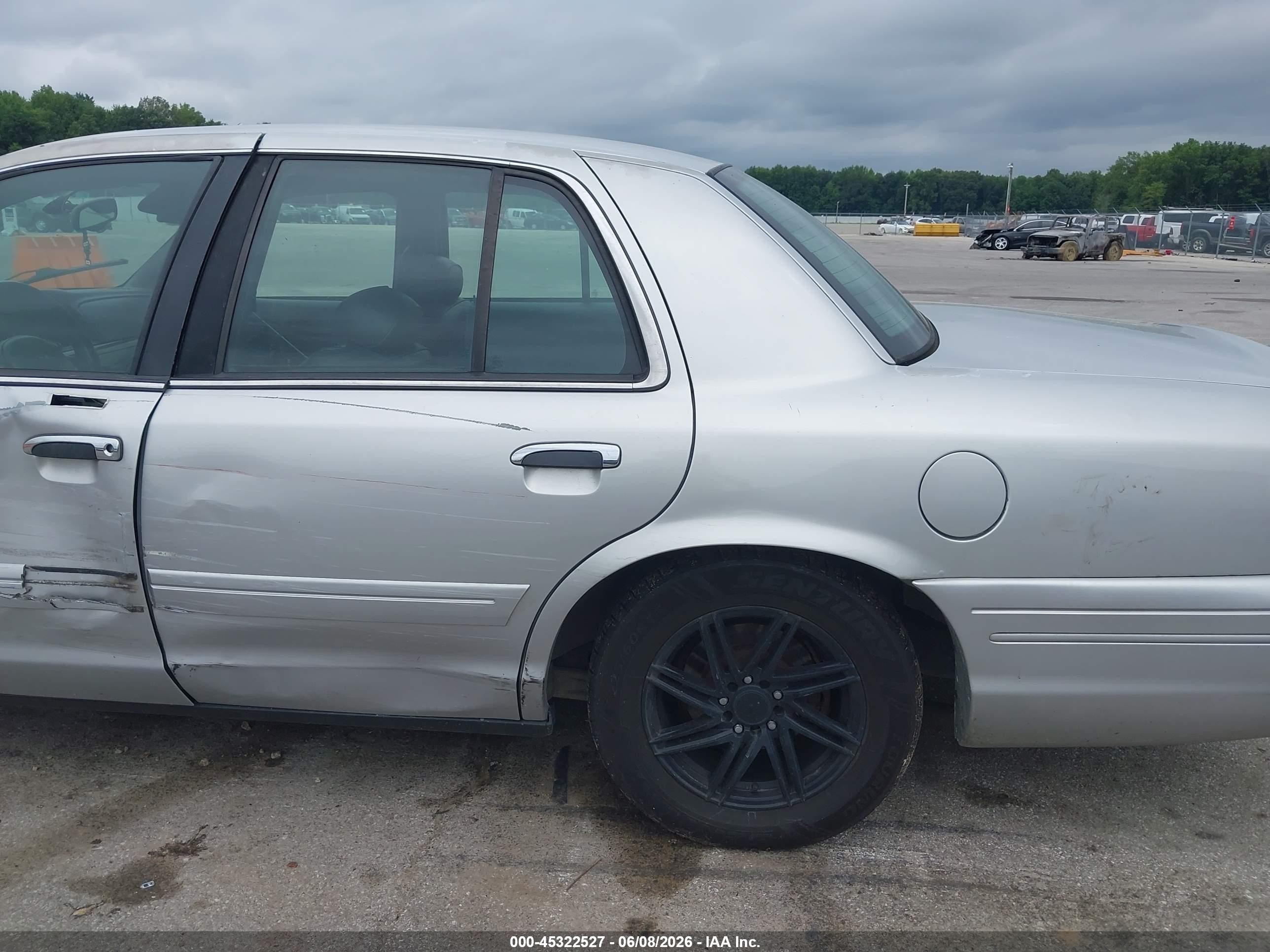 2002 Ford Crown Victoria Lx Silver vin: 2FAFP74WX2X112456
