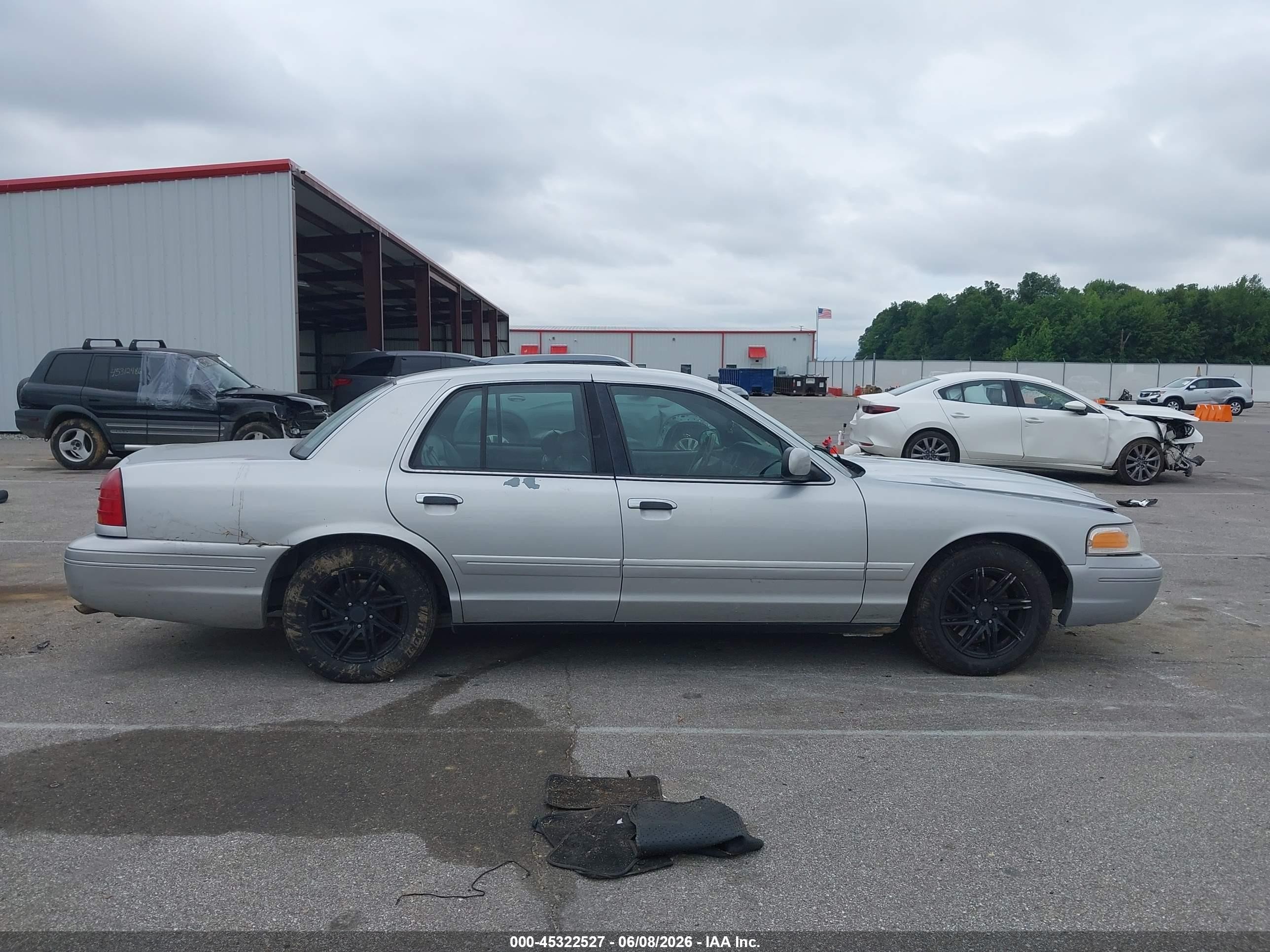 2002 Ford Crown Victoria Lx Silver vin: 2FAFP74WX2X112456