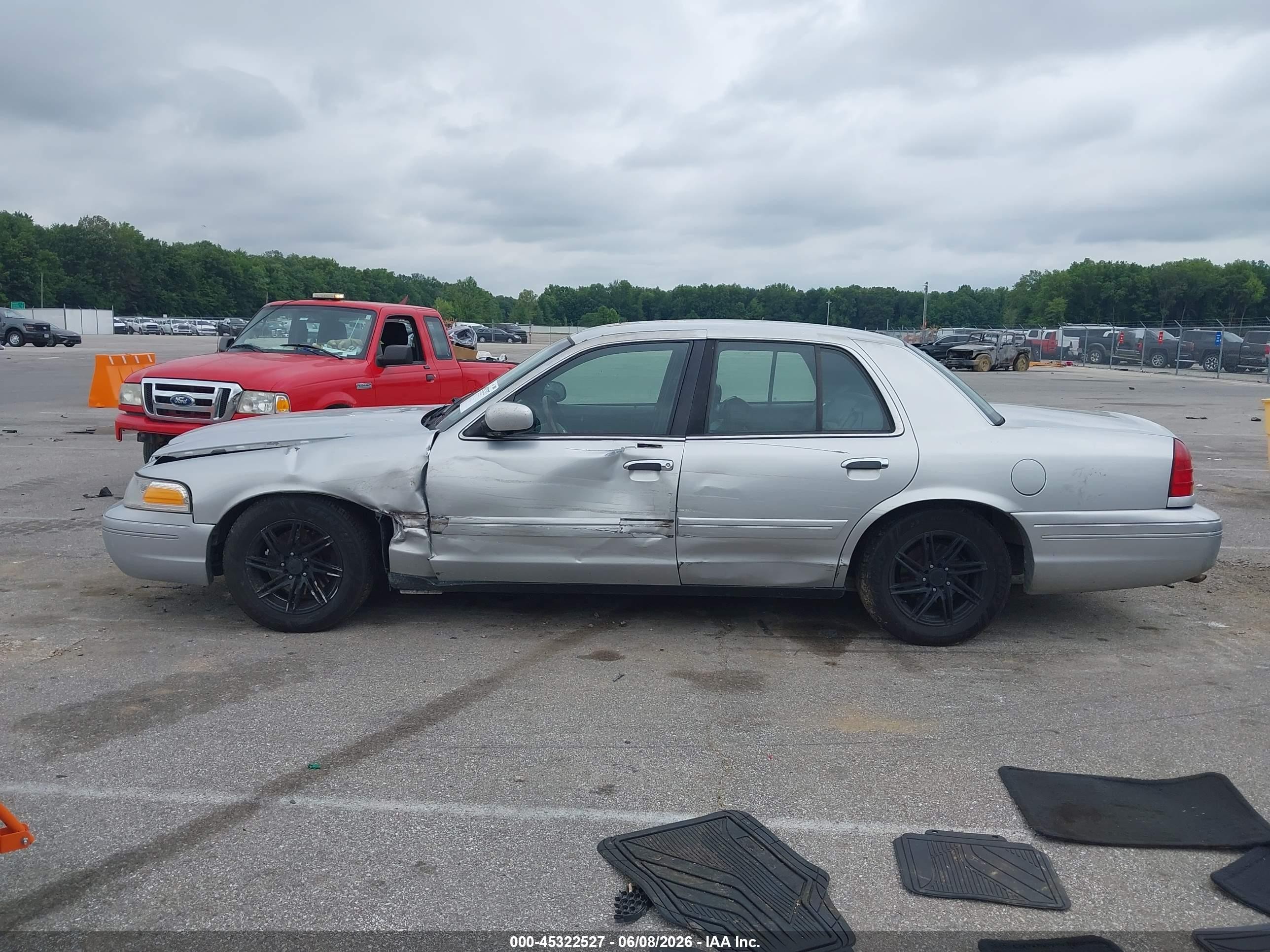 2002 Ford Crown Victoria Lx Silver vin: 2FAFP74WX2X112456