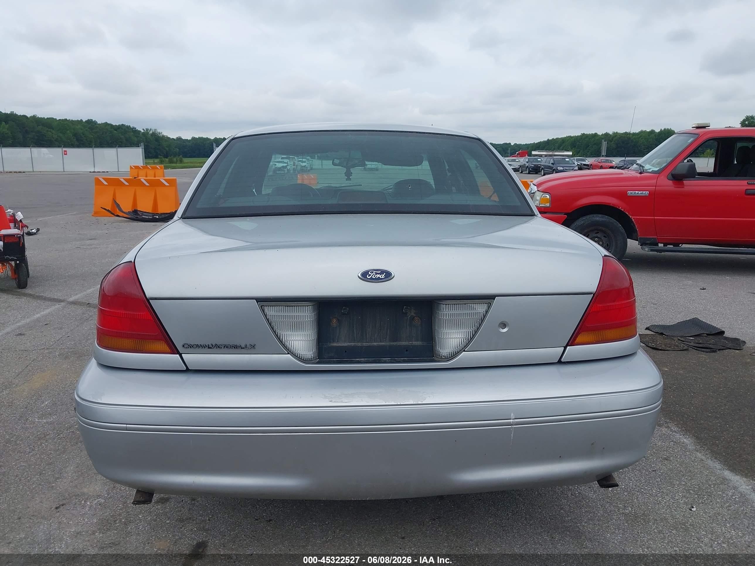 2002 Ford Crown Victoria Lx Silver vin: 2FAFP74WX2X112456