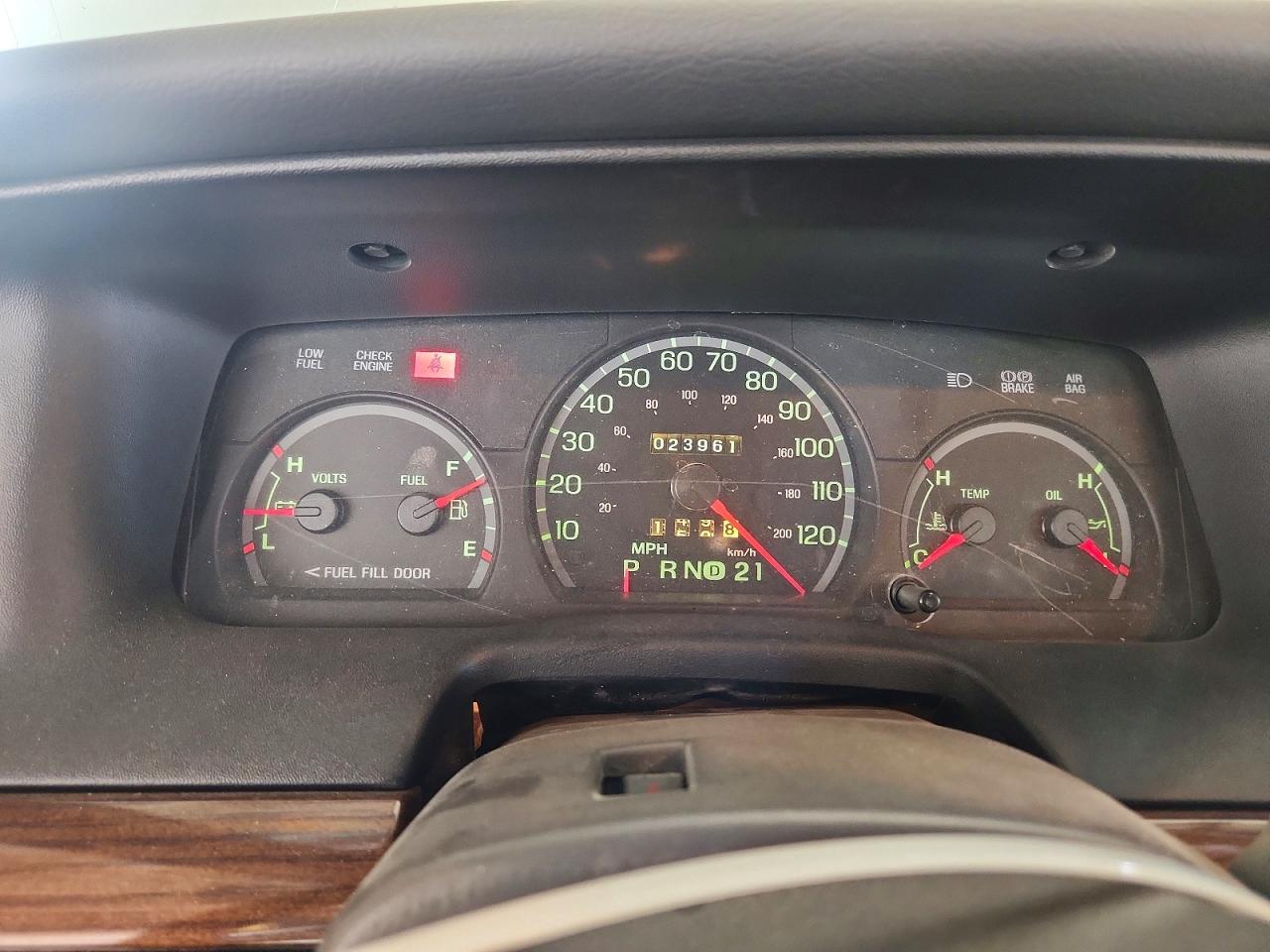 2005 Ford Crown Victoria Lx White vin: 2FAFP74WX5X113031