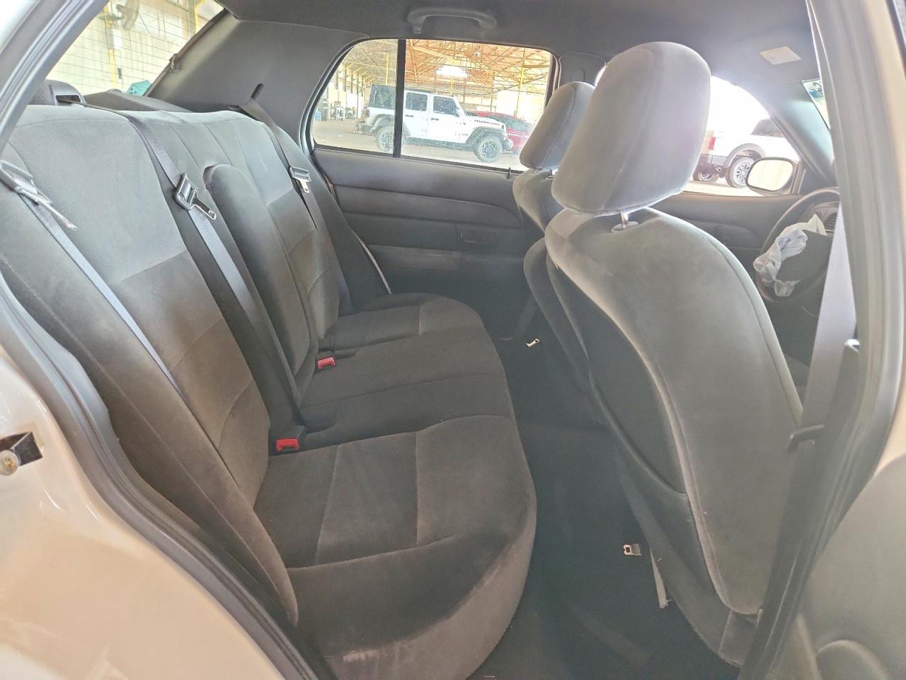 2005 Ford Crown Victoria Lx White vin: 2FAFP74WX5X113031