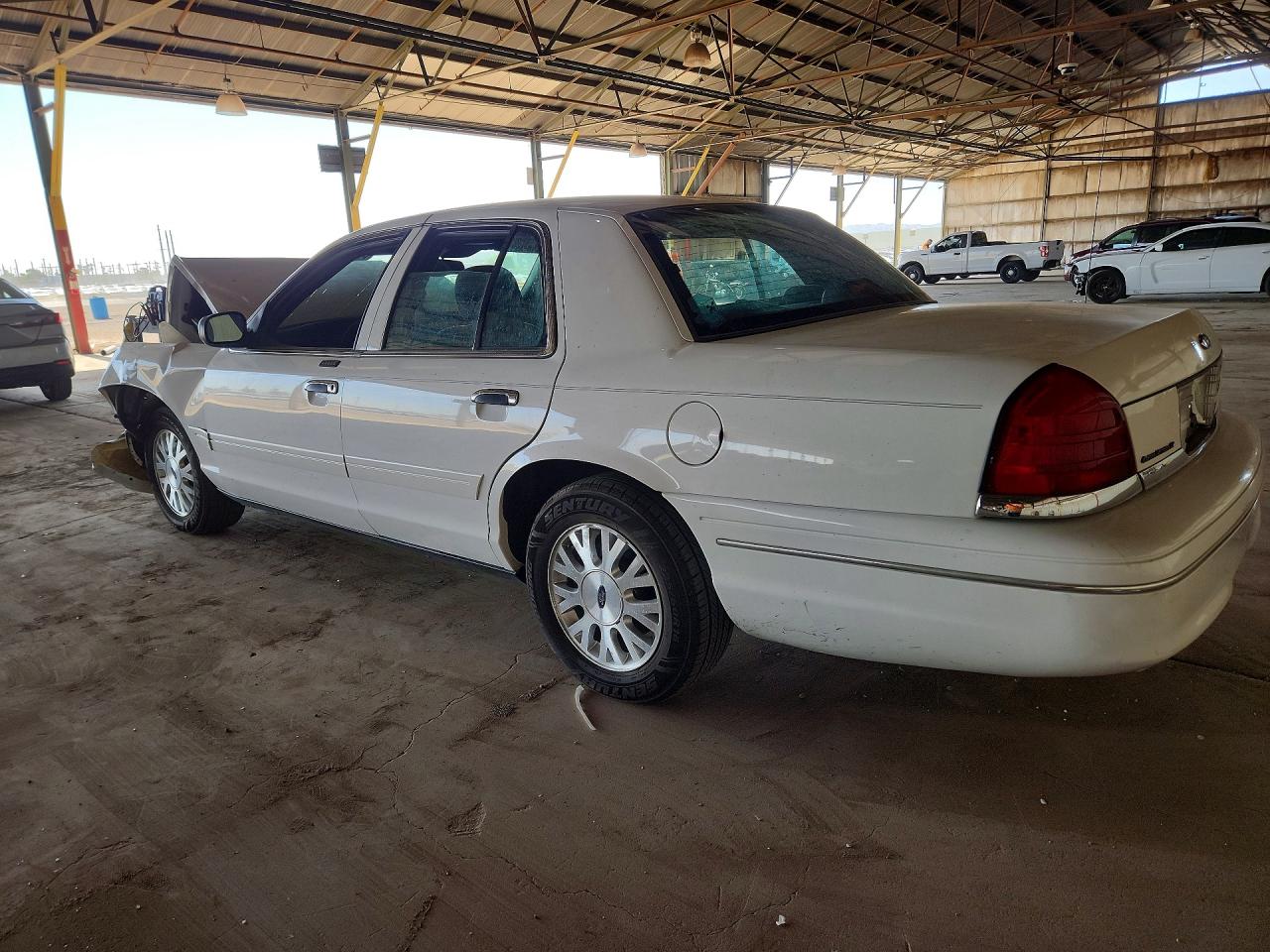 2005 Ford Crown Victoria Lx White vin: 2FAFP74WX5X113031