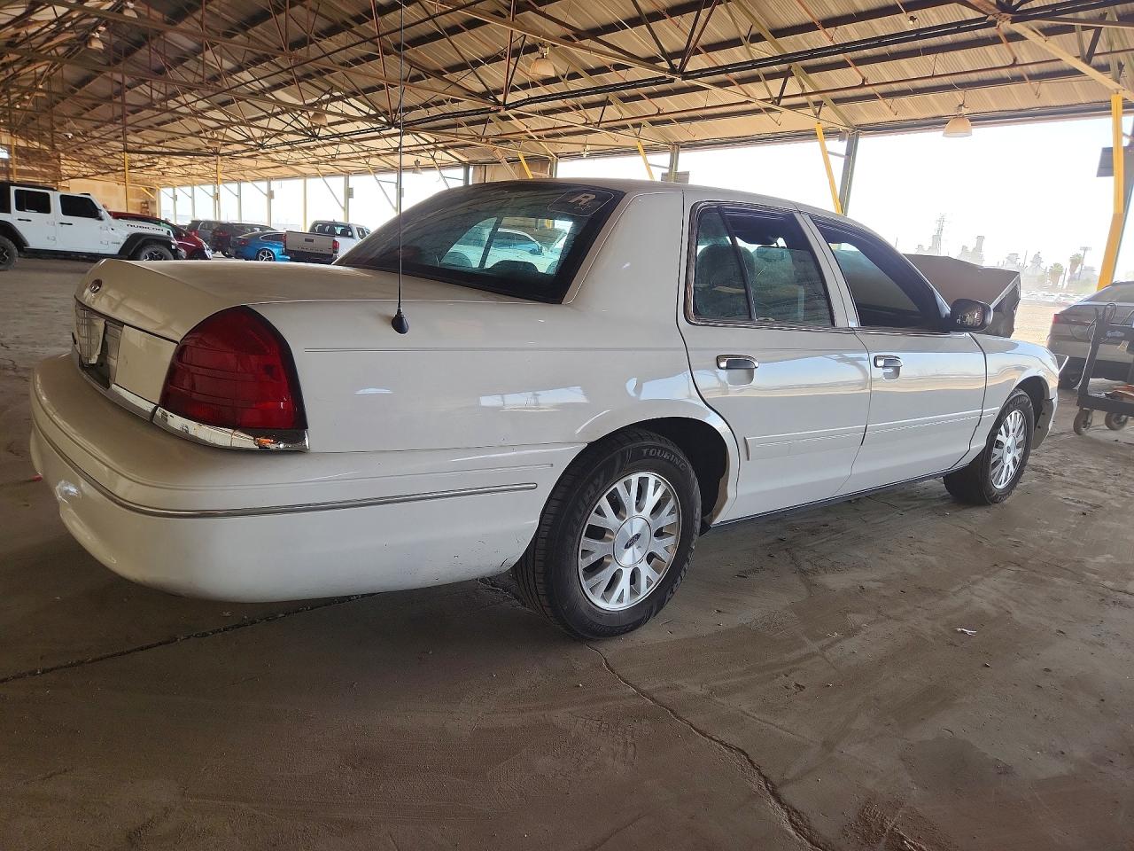 2005 Ford Crown Victoria Lx White vin: 2FAFP74WX5X113031