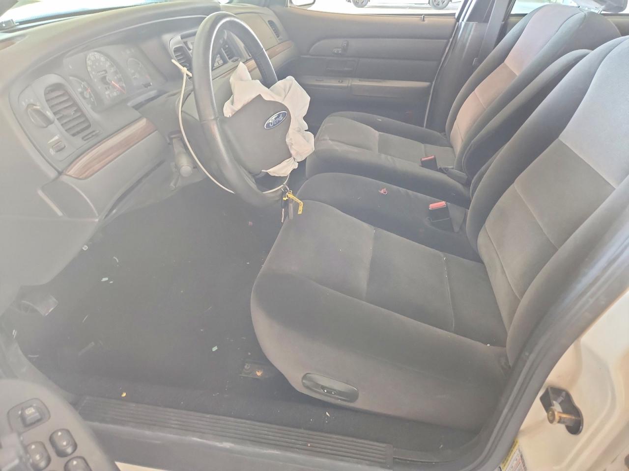 2005 Ford Crown Victoria Lx White vin: 2FAFP74WX5X113031