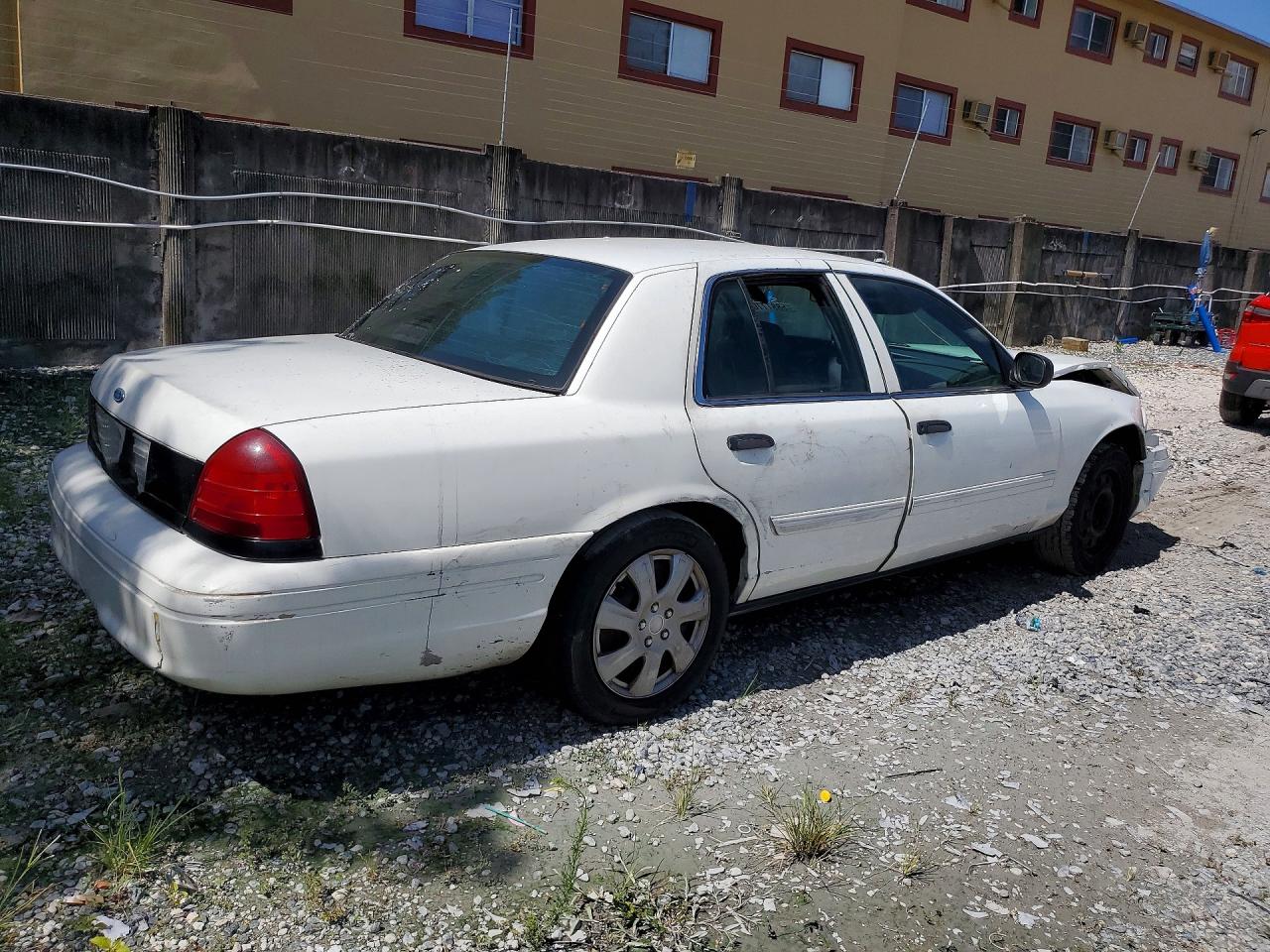 2009 Ford Crown Victoria White vin: 2FAHP71V69X116647