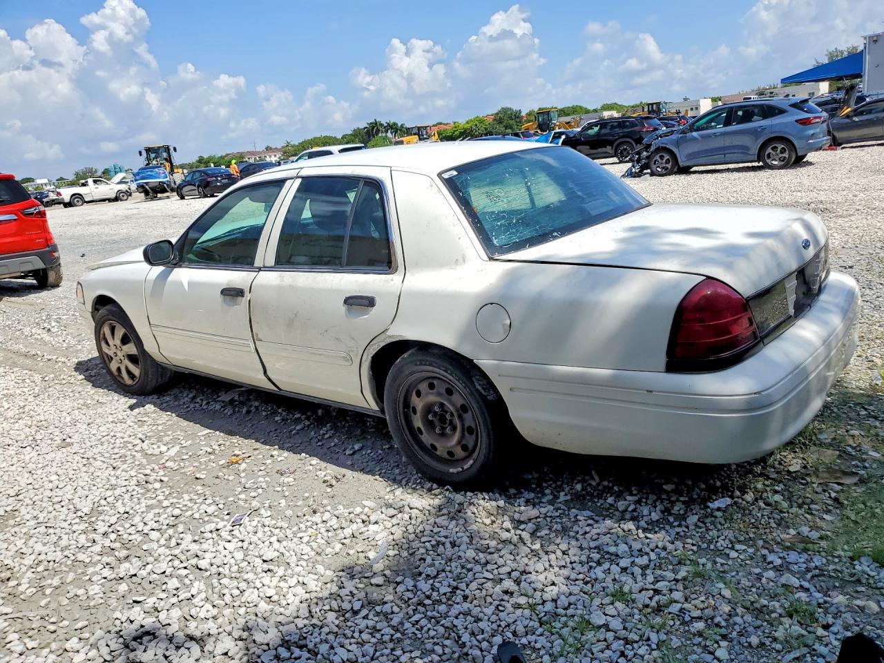 2009 Ford Crown Victoria White vin: 2FAHP71V69X116647