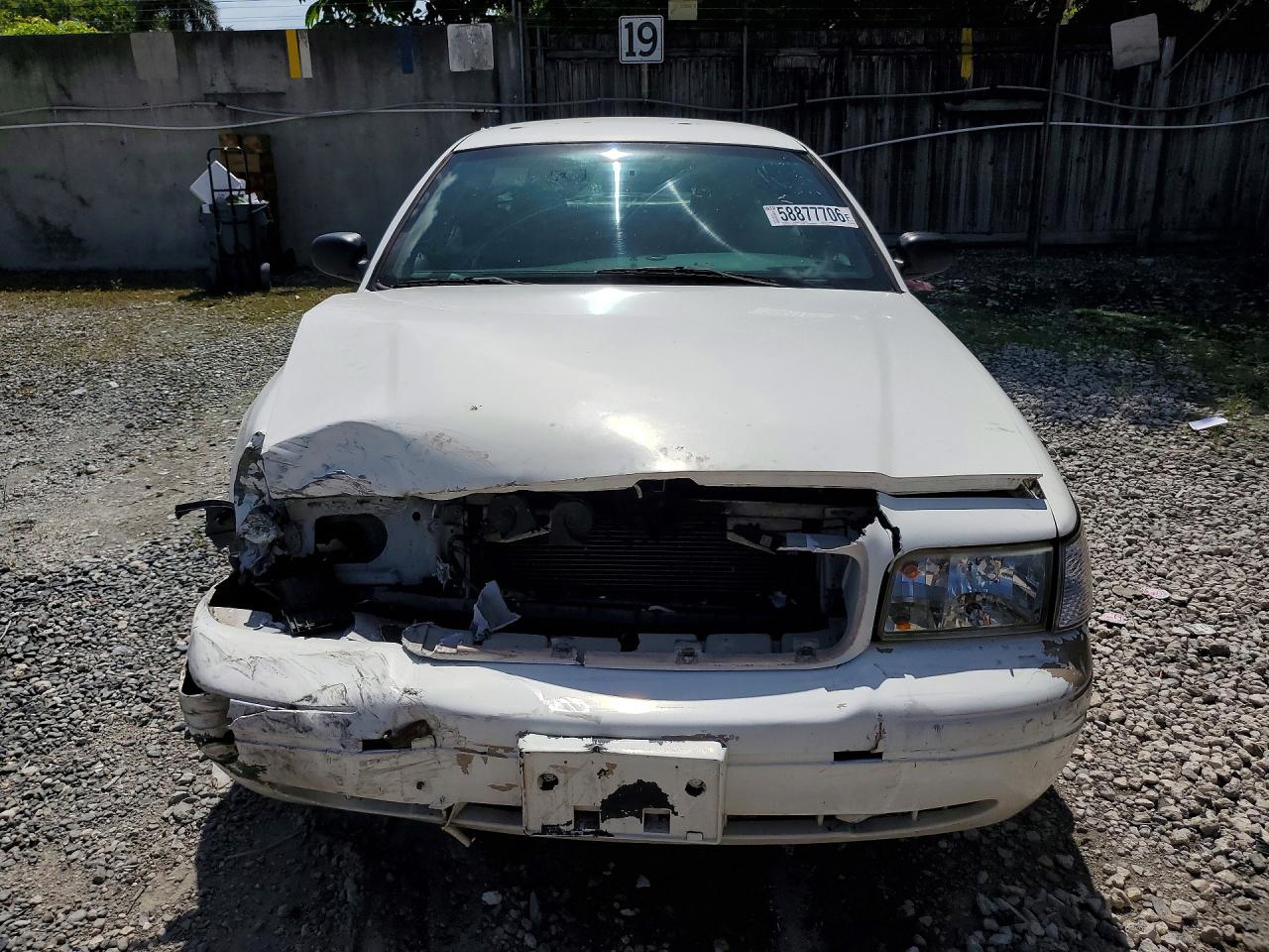 2009 Ford Crown Victoria White vin: 2FAHP71V69X116647