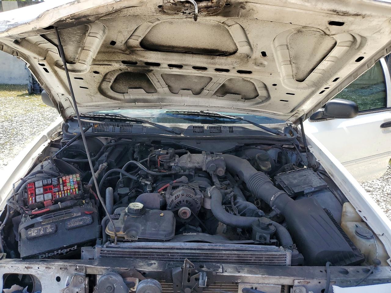 2009 Ford Crown Victoria White vin: 2FAHP71V69X116647