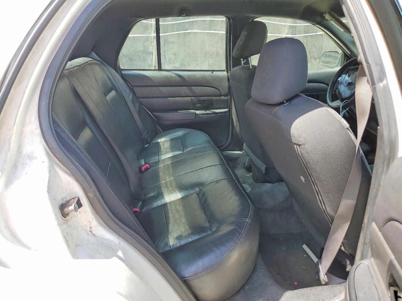 2009 Ford Crown Victoria White vin: 2FAHP71V69X116647