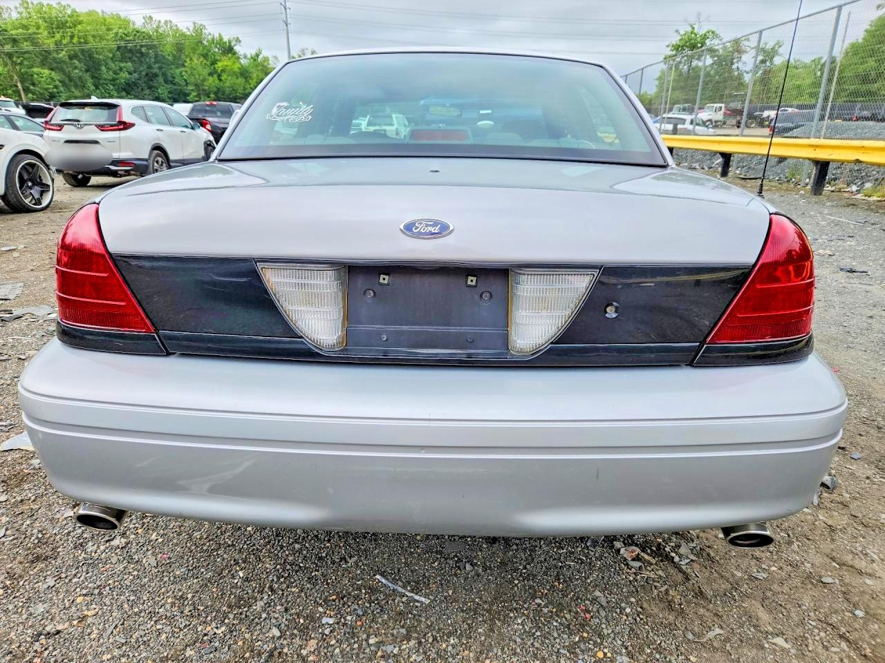 2005 Ford Crown Victoria Police Interceptor Silver vin: 2FAHP71W05X173302