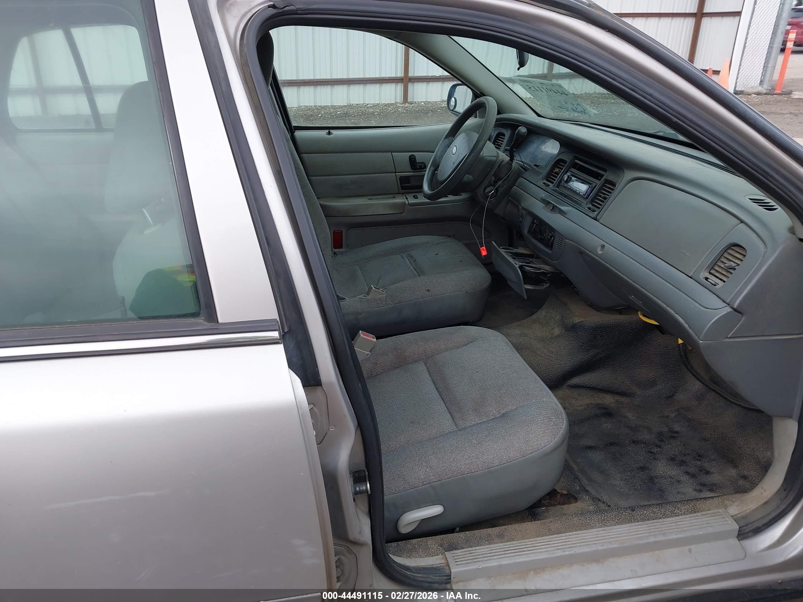 2005 Ford Crown Victoria Police Silver vin: 2FAHP71W15X147808